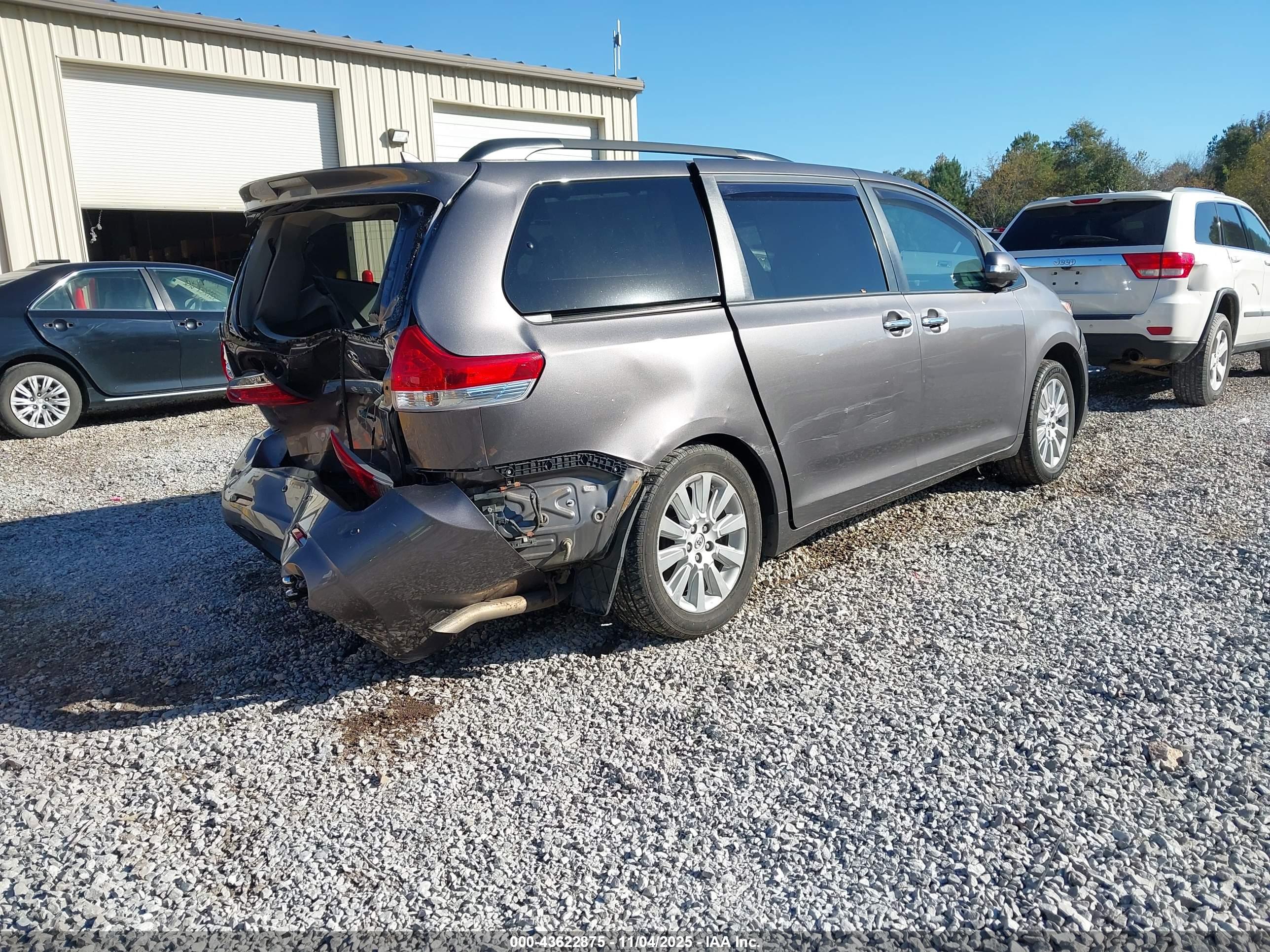 TOYOTA SIENNA image 4