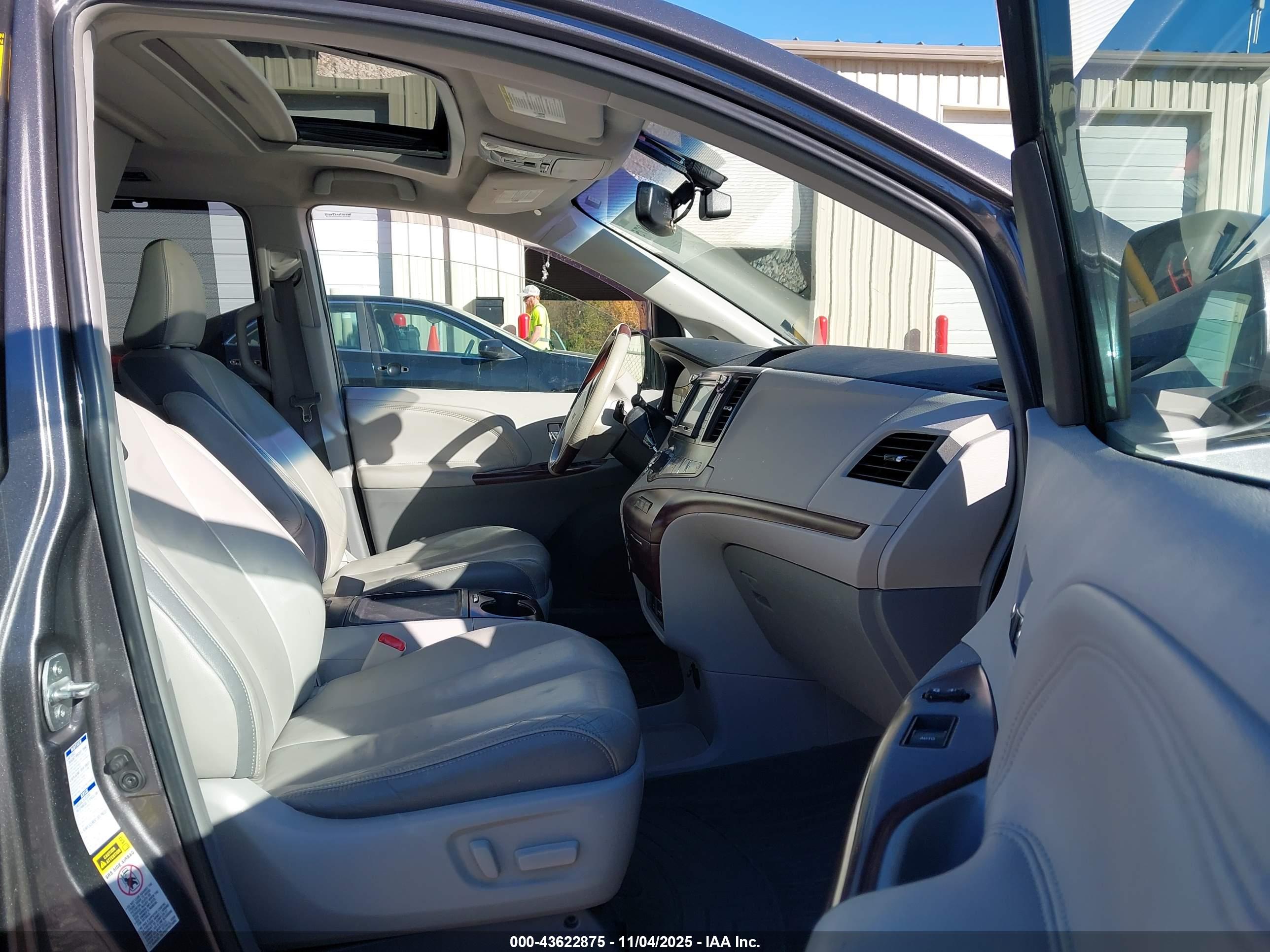 TOYOTA SIENNA image 5