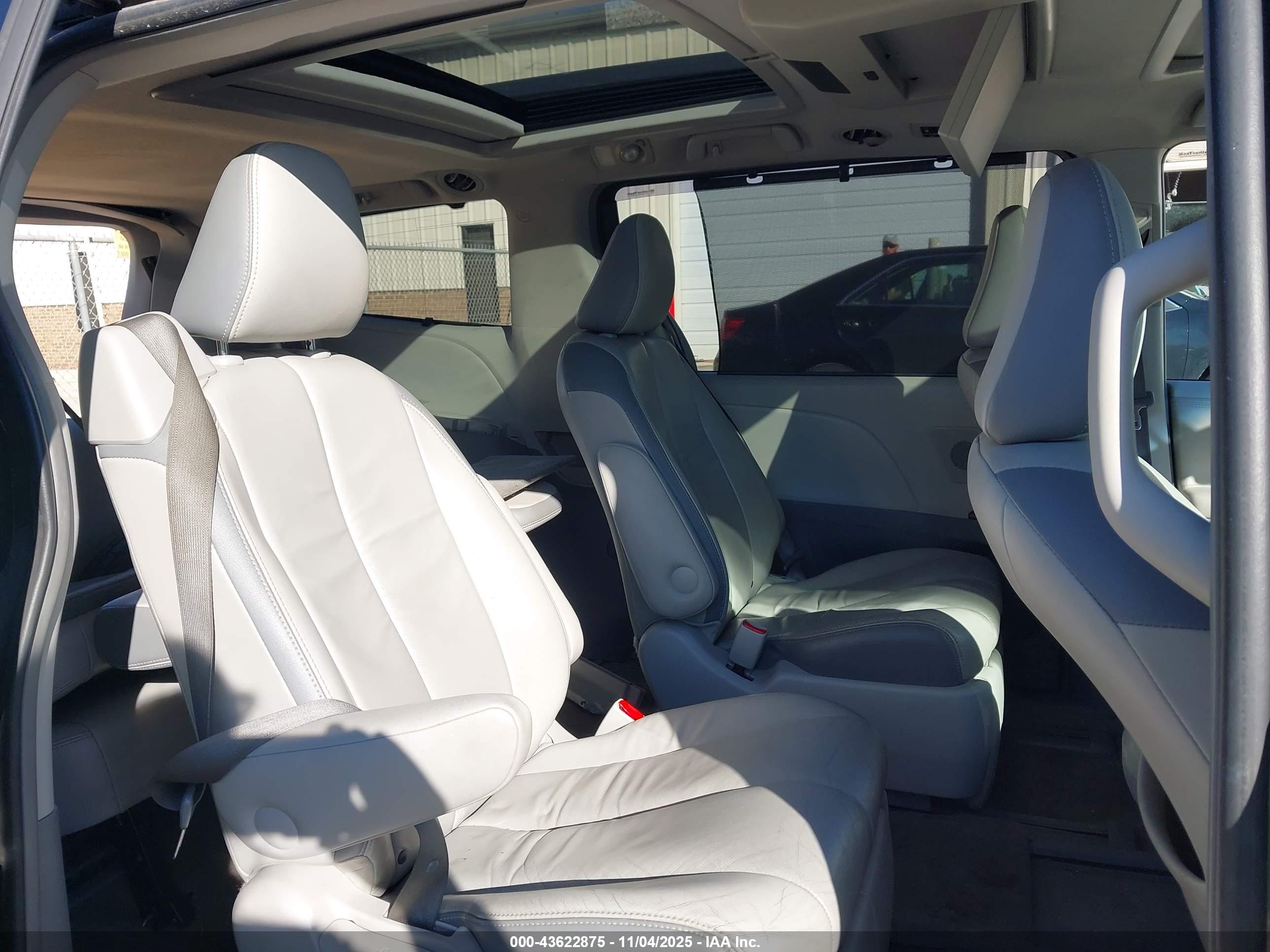 TOYOTA SIENNA image 8