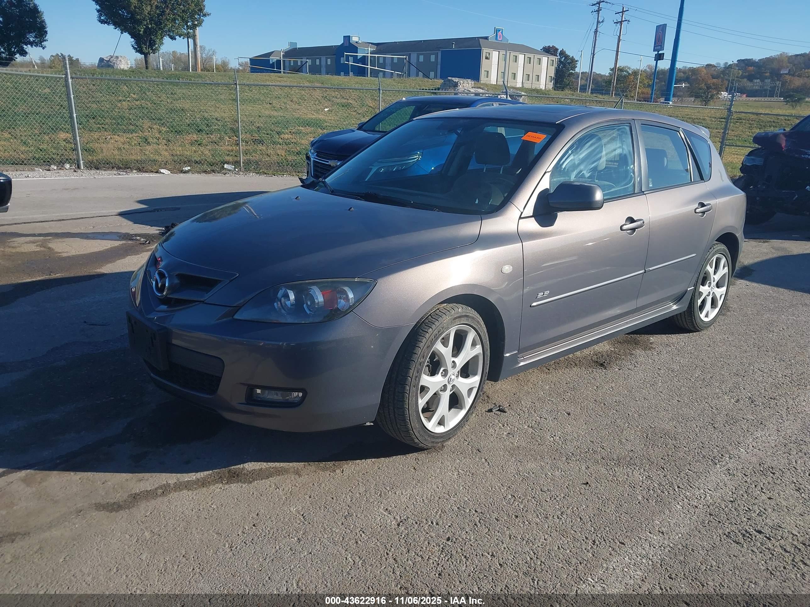 MAZDA MAZDA3 image 2