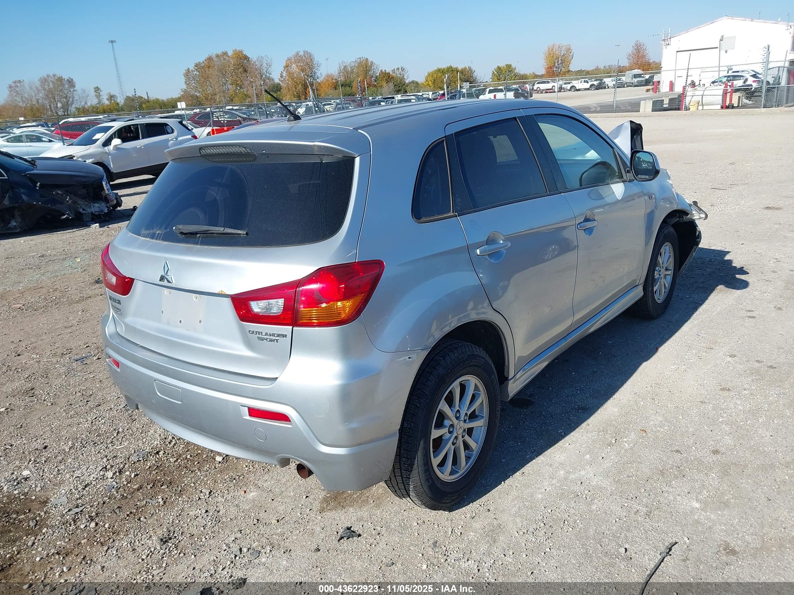 MITSUBISHI OUTLANDER image 4