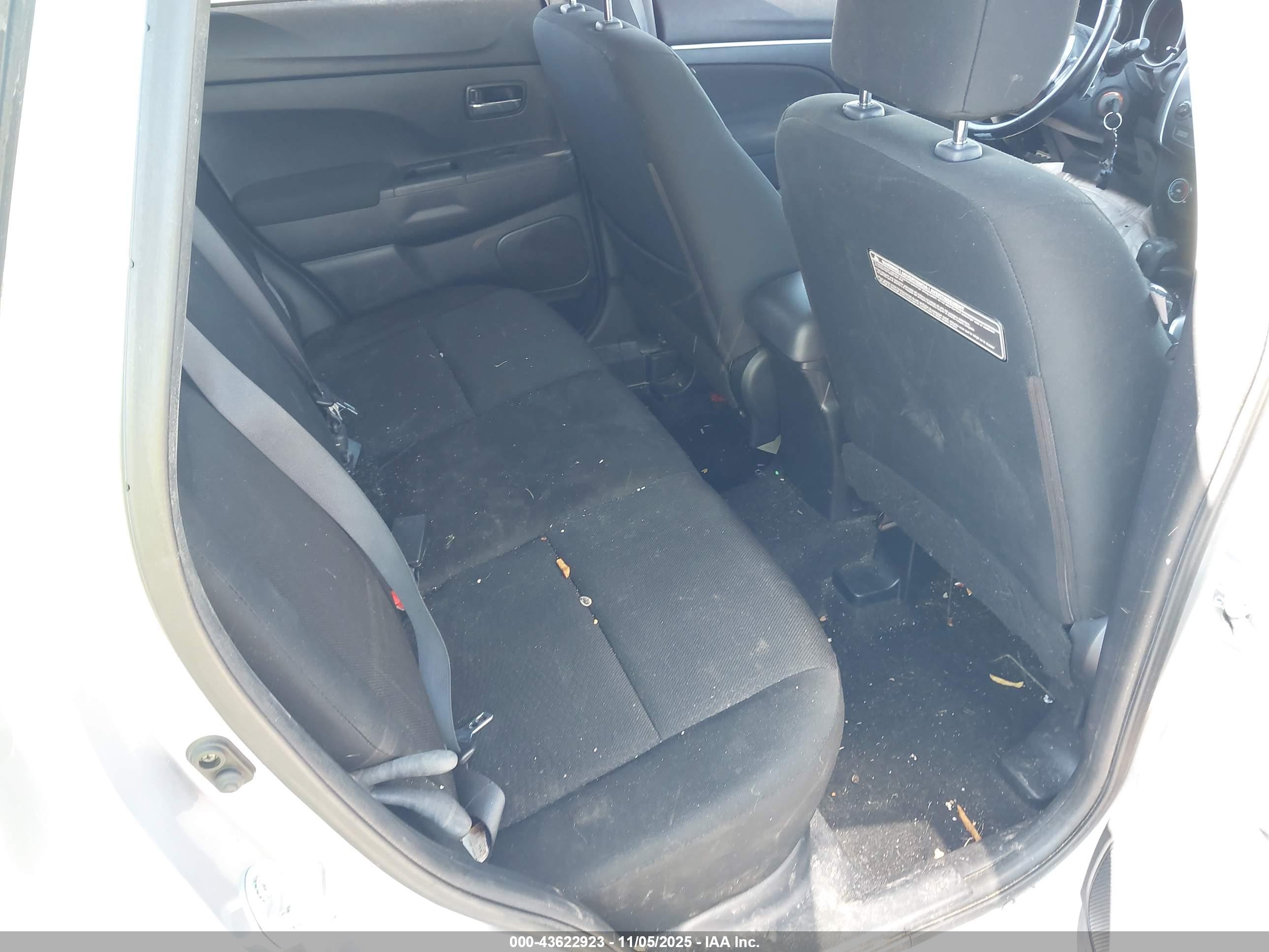 MITSUBISHI OUTLANDER image 8