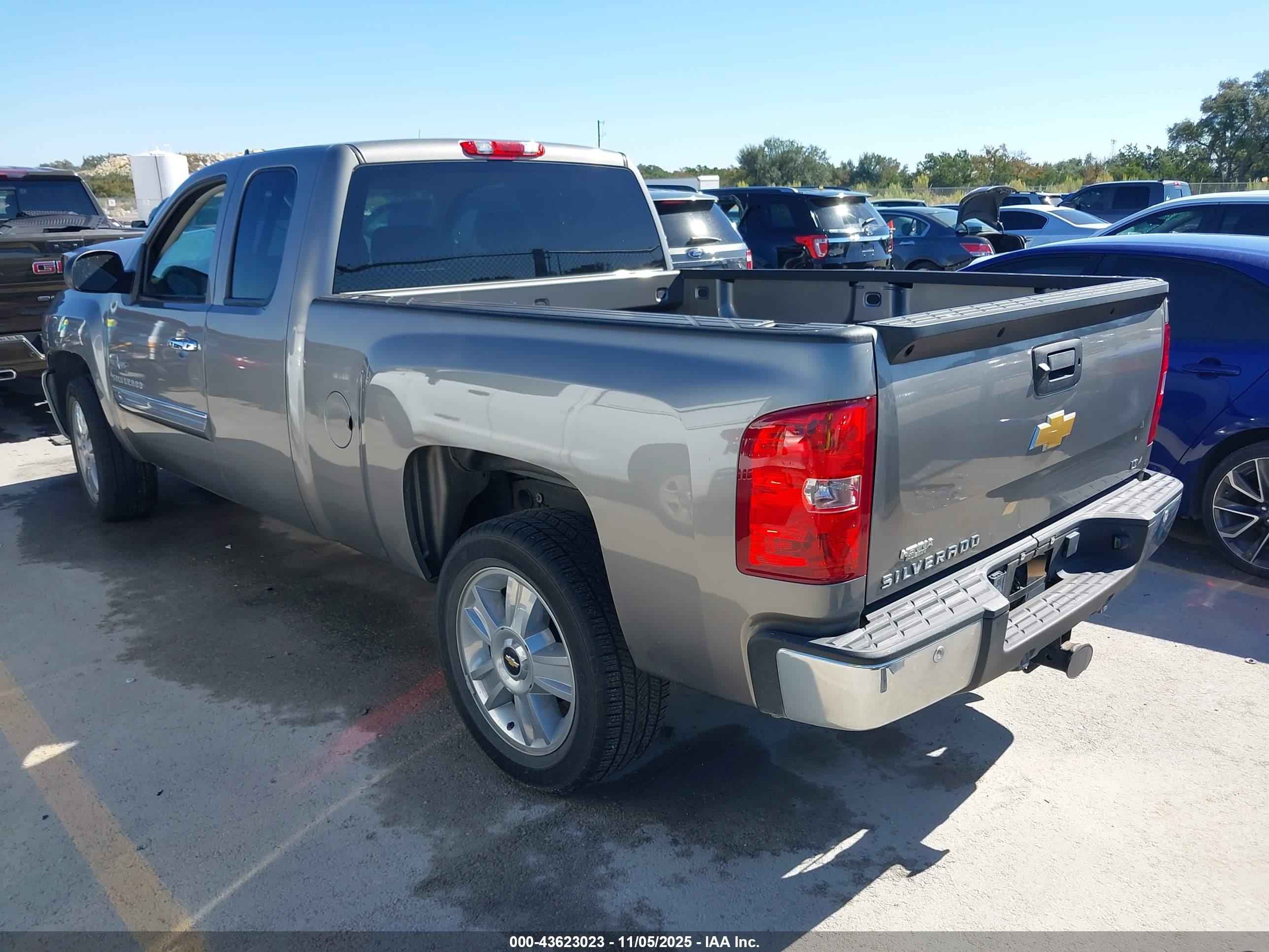 CHEVROLET SILVERADO image 3