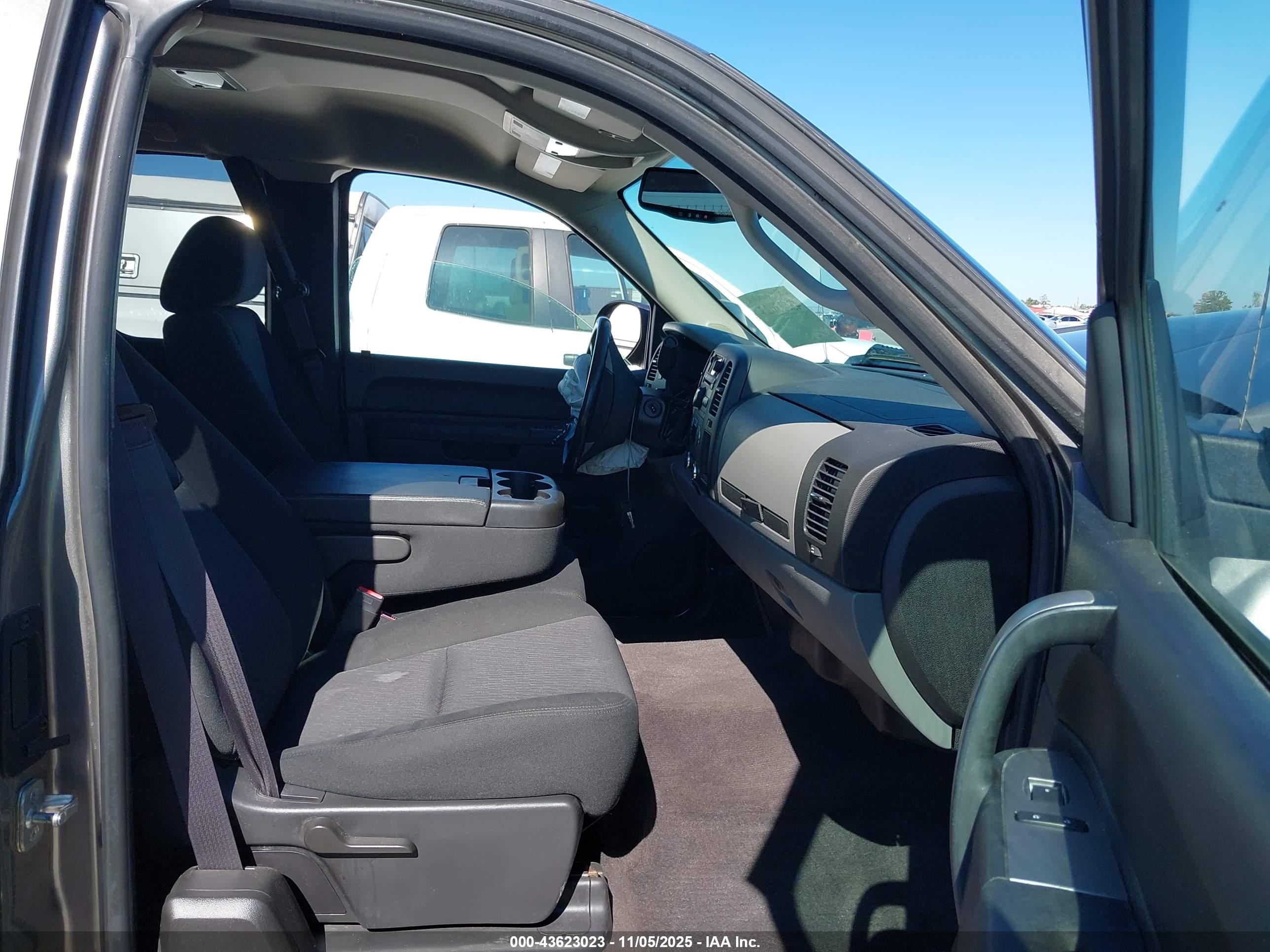 CHEVROLET SILVERADO image 5