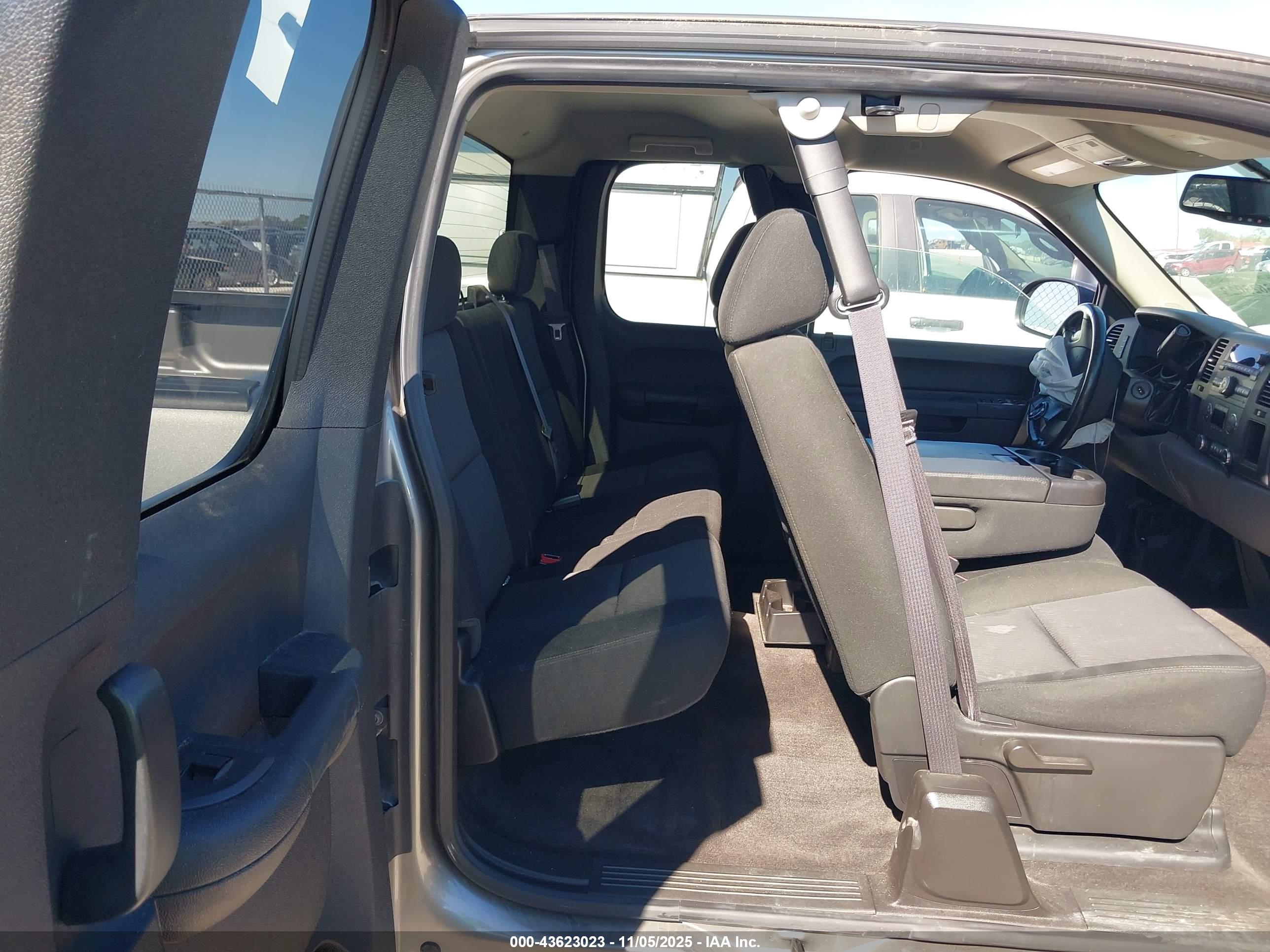 CHEVROLET SILVERADO image 8