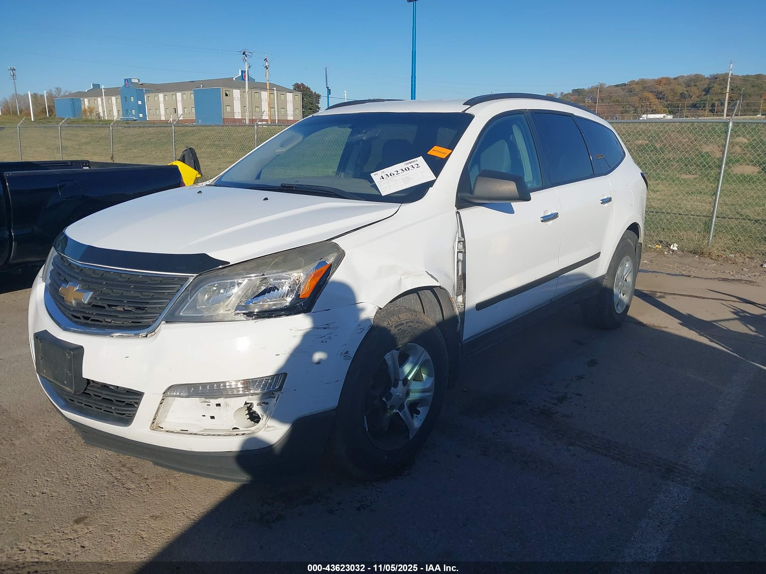 CHEVROLET TRAVERSE image 2