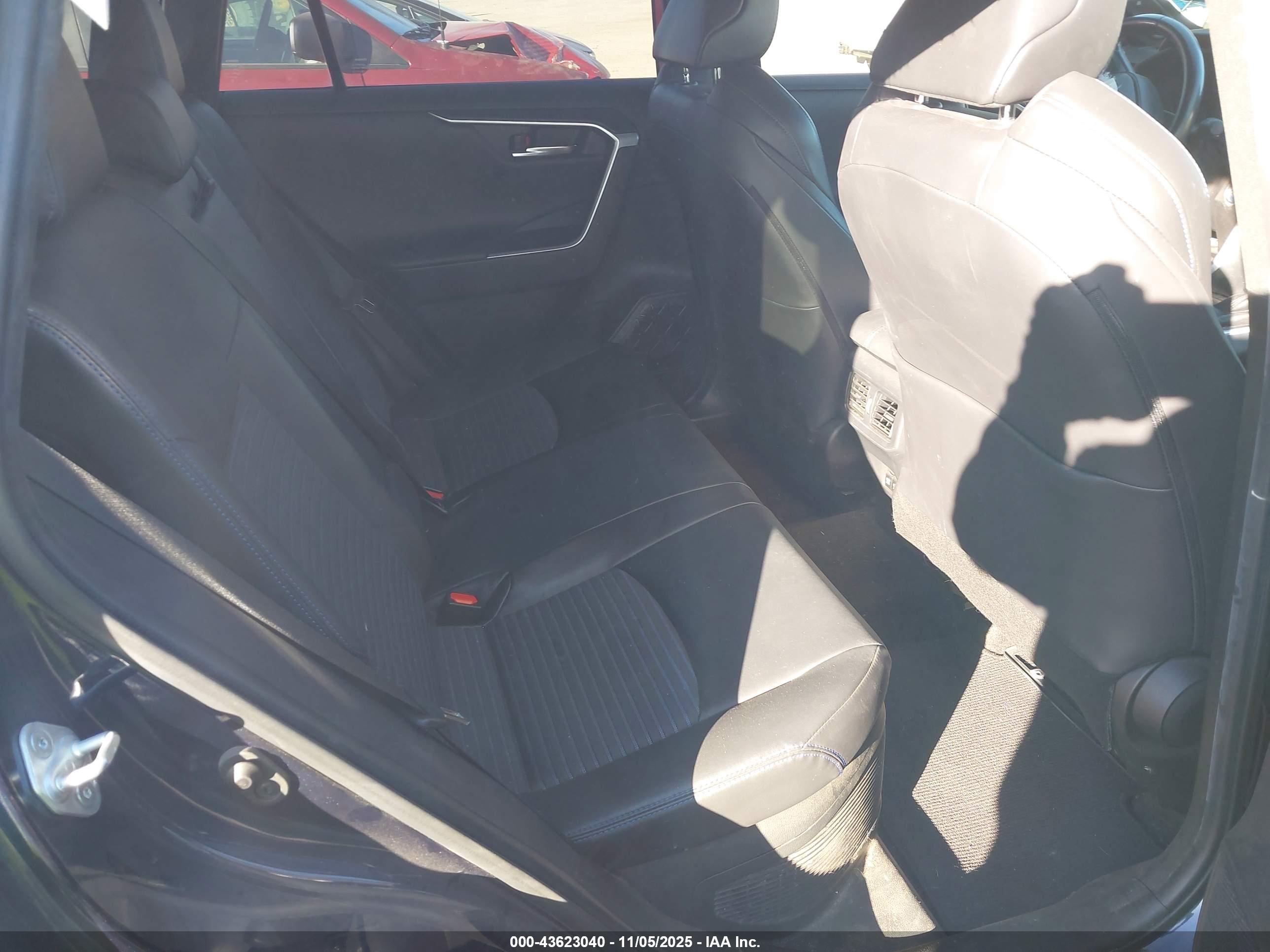 TOYOTA RAV4 image 8