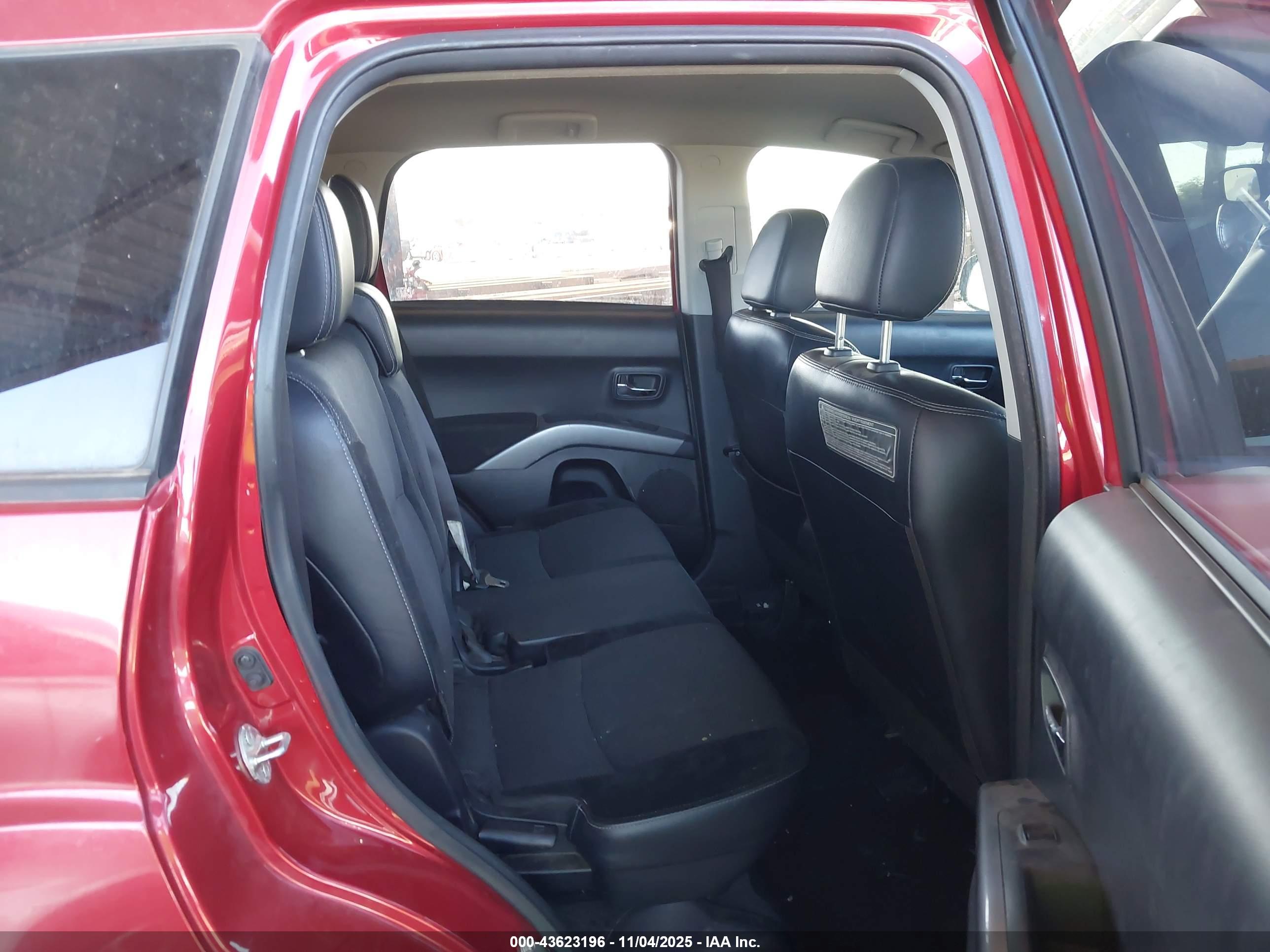 MITSUBISHI OUTLANDER image 8