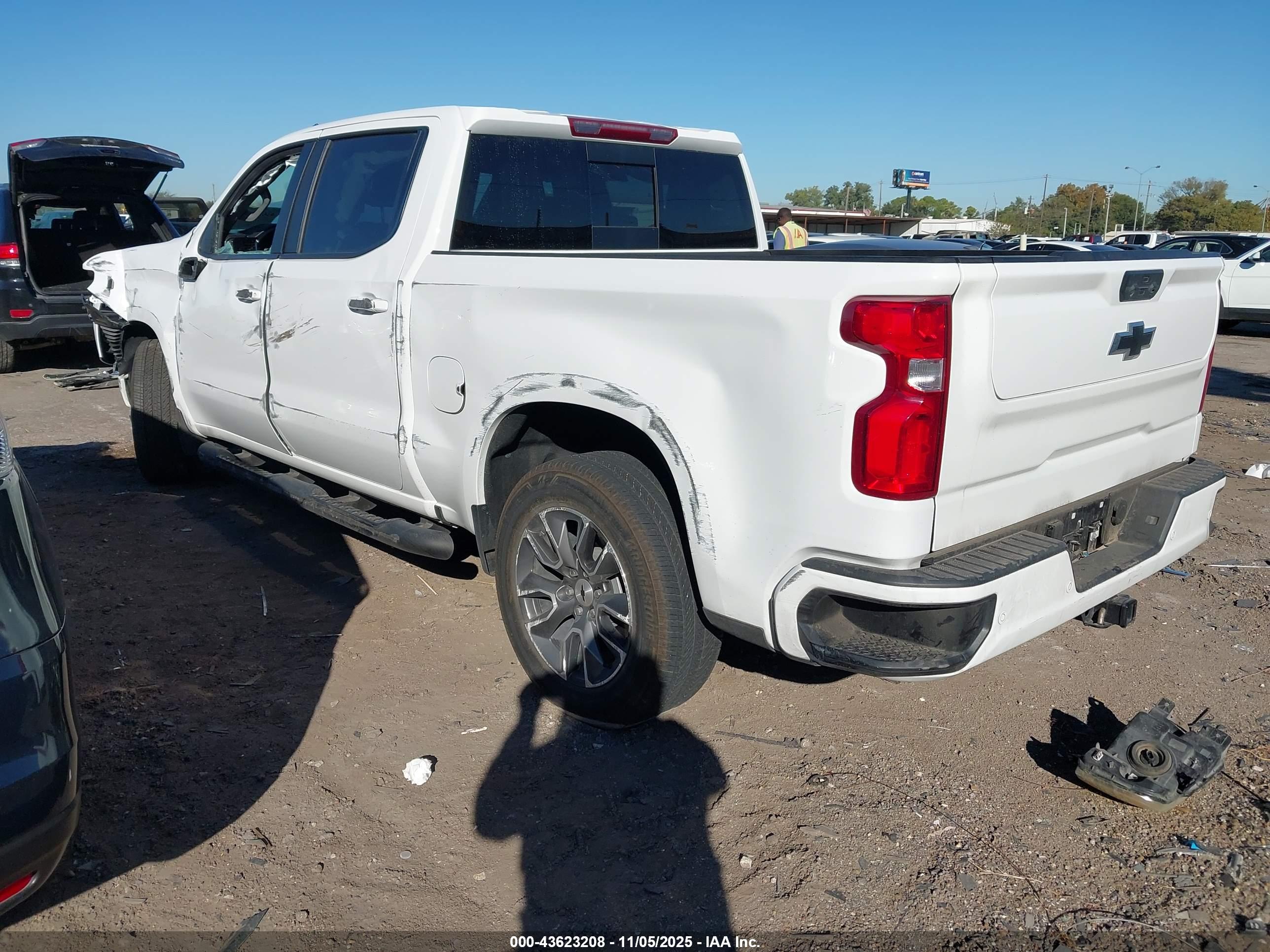 CHEVROLET SILVERADO image 3
