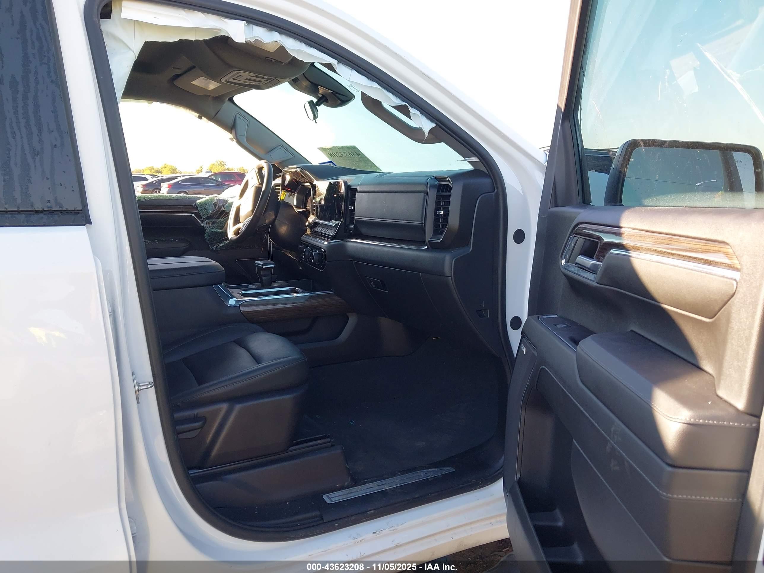 CHEVROLET SILVERADO image 5