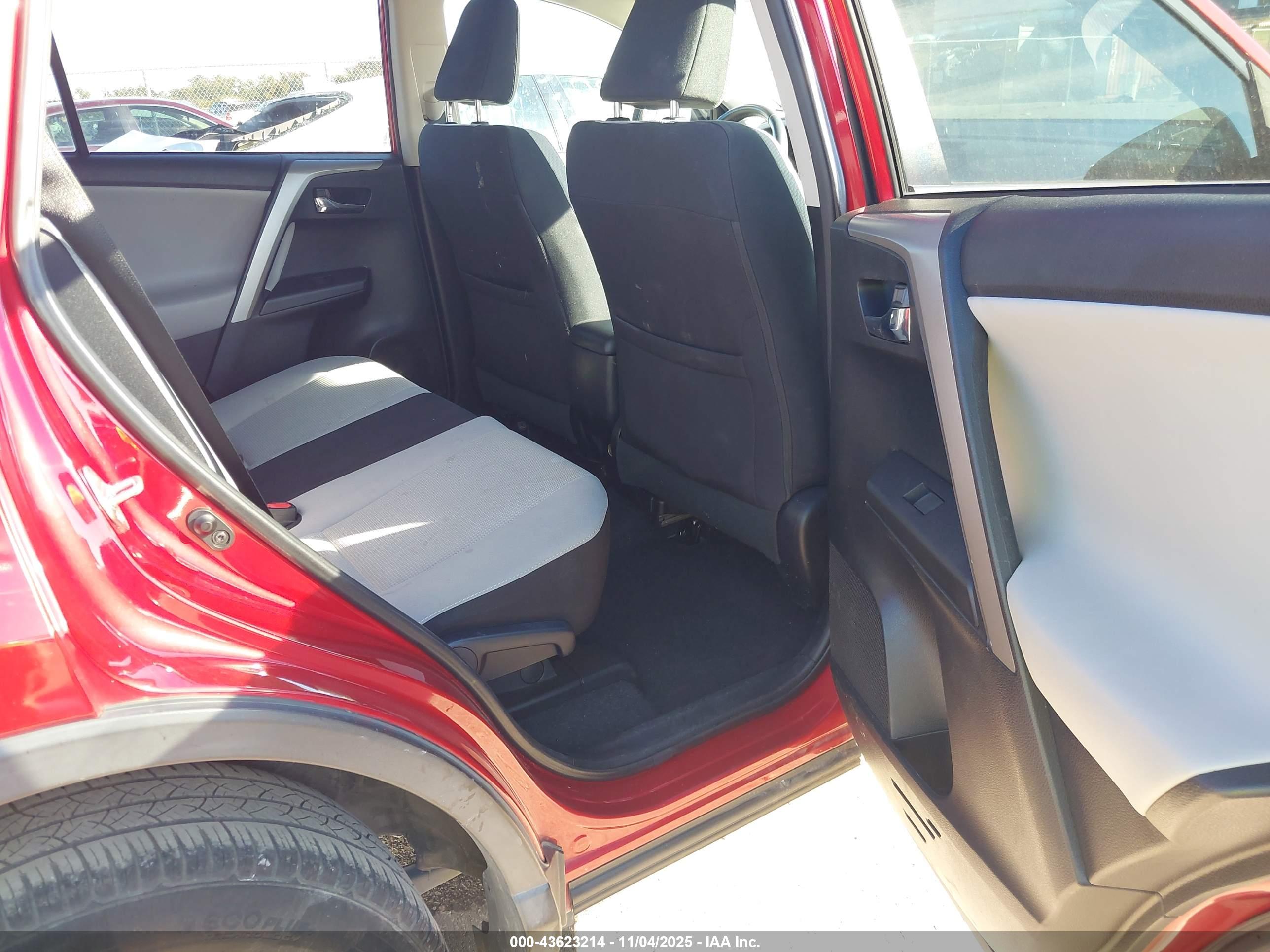 TOYOTA RAV4 image 8