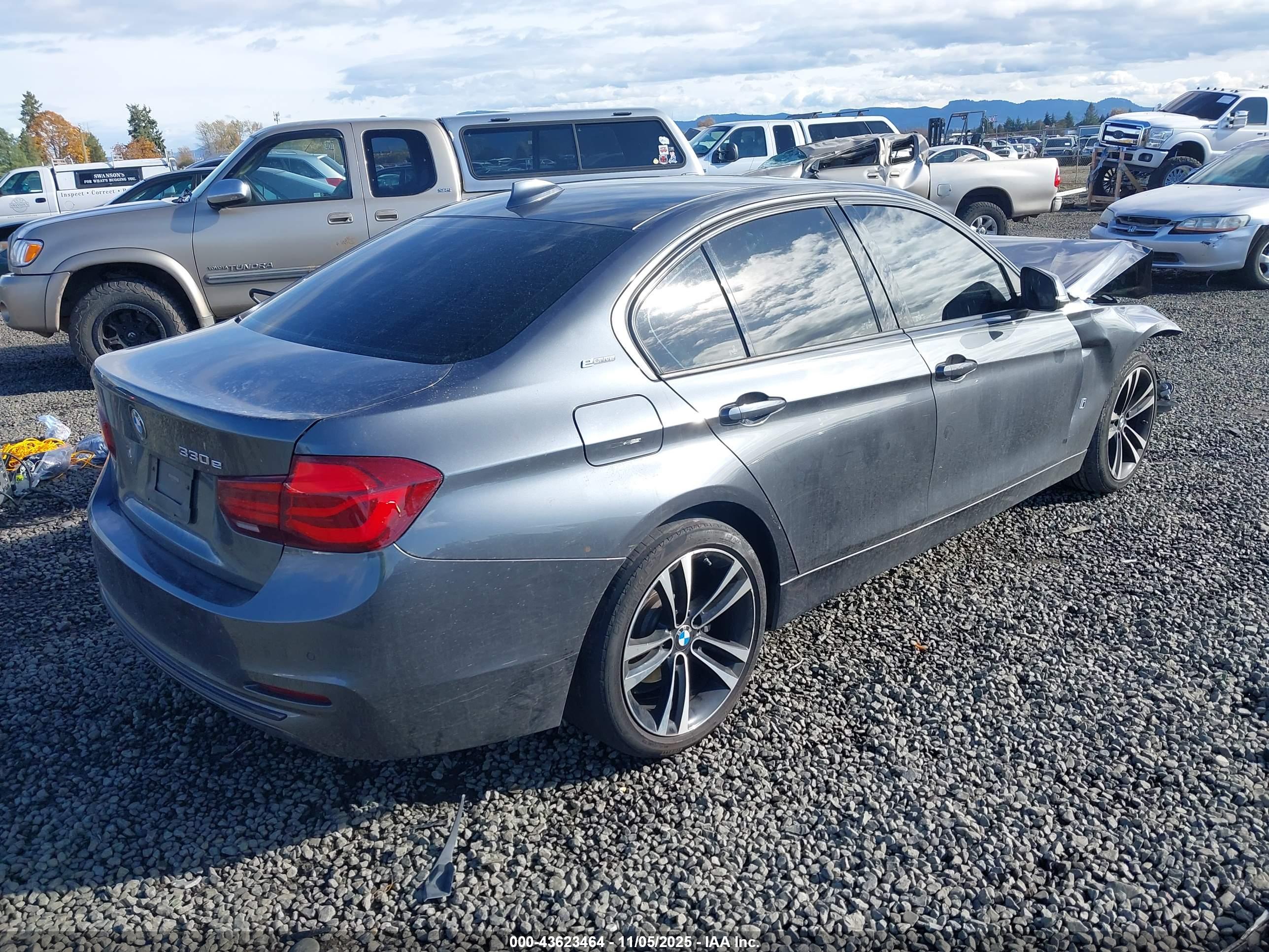 BMW 330E image 4