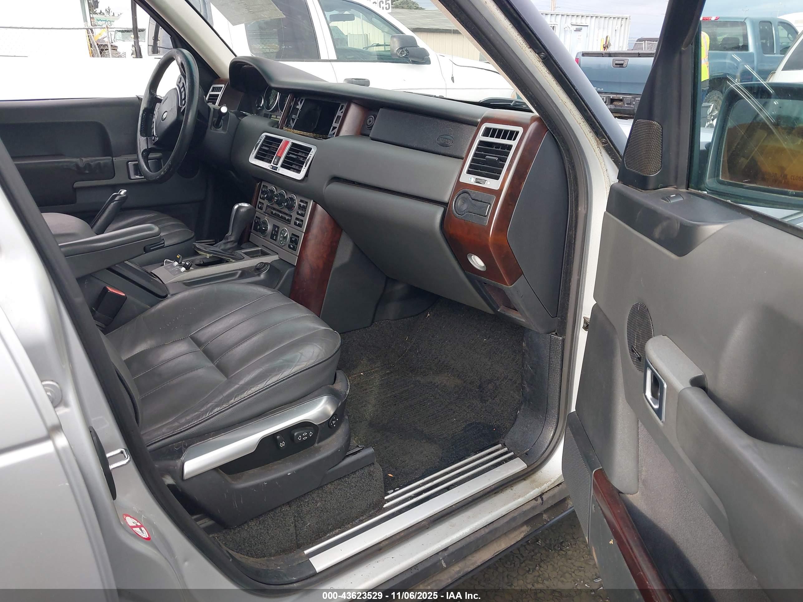 LAND ROVER image 5