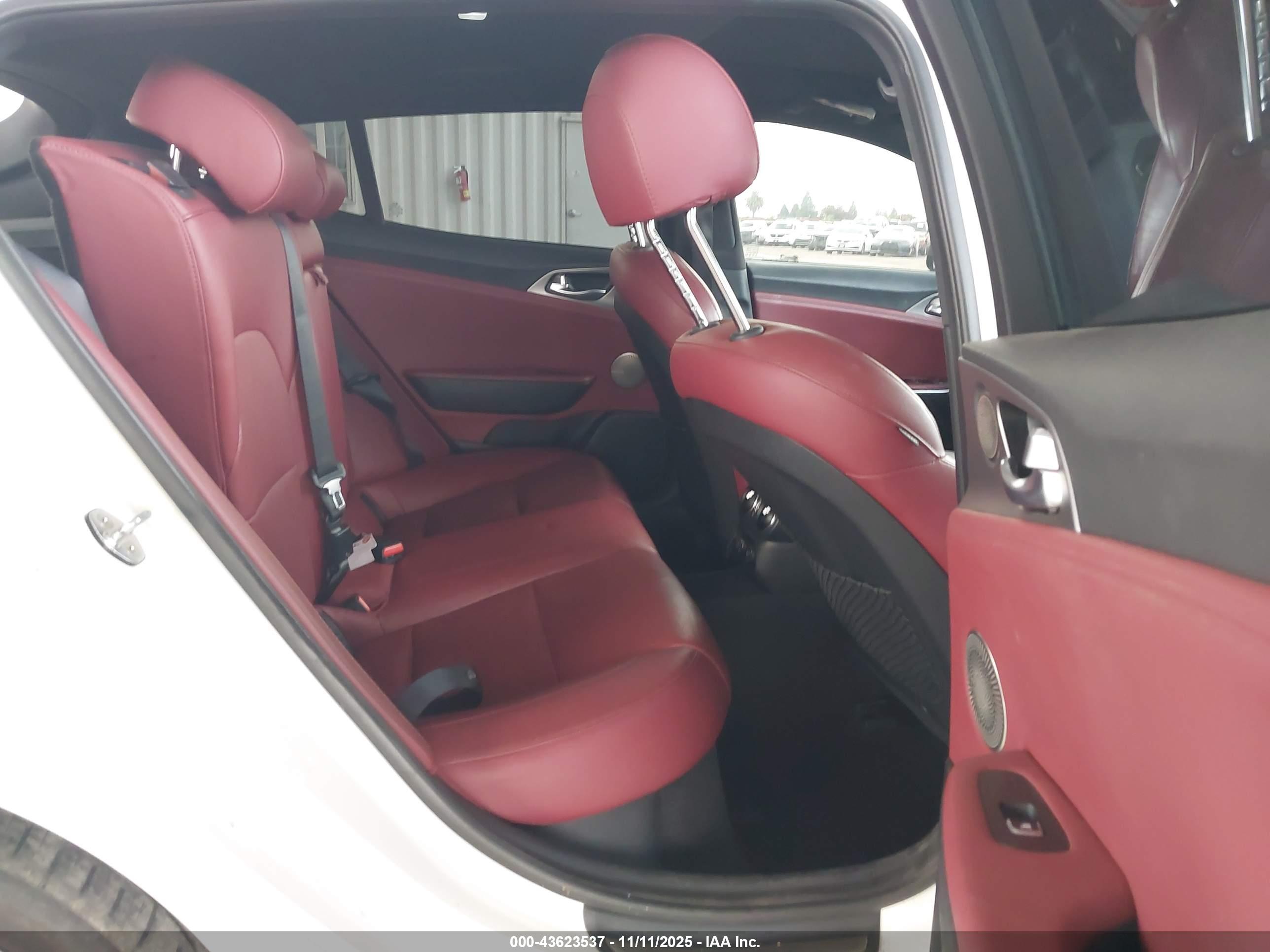 KIA STINGER image 8