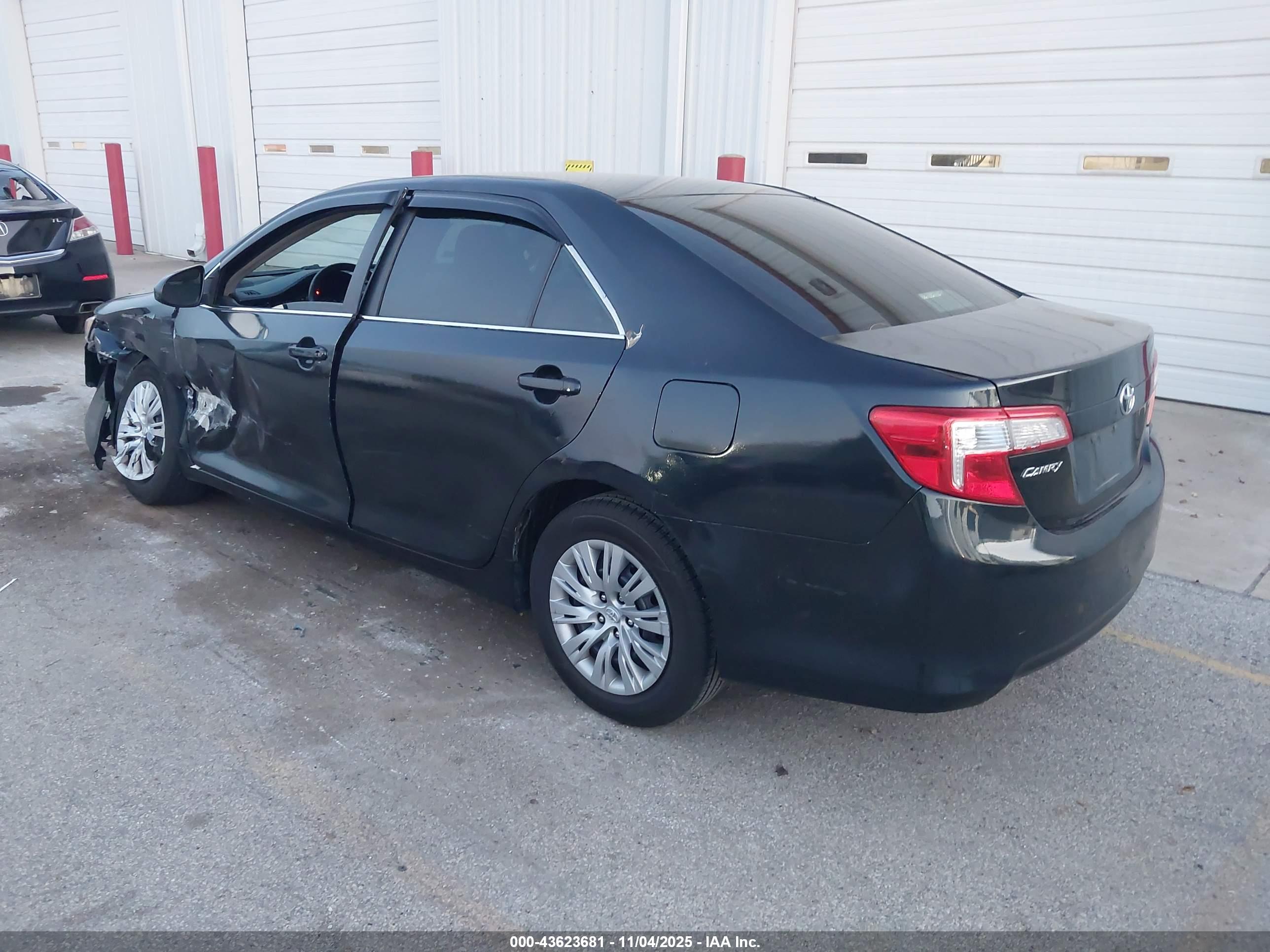 TOYOTA CAMRY image 3