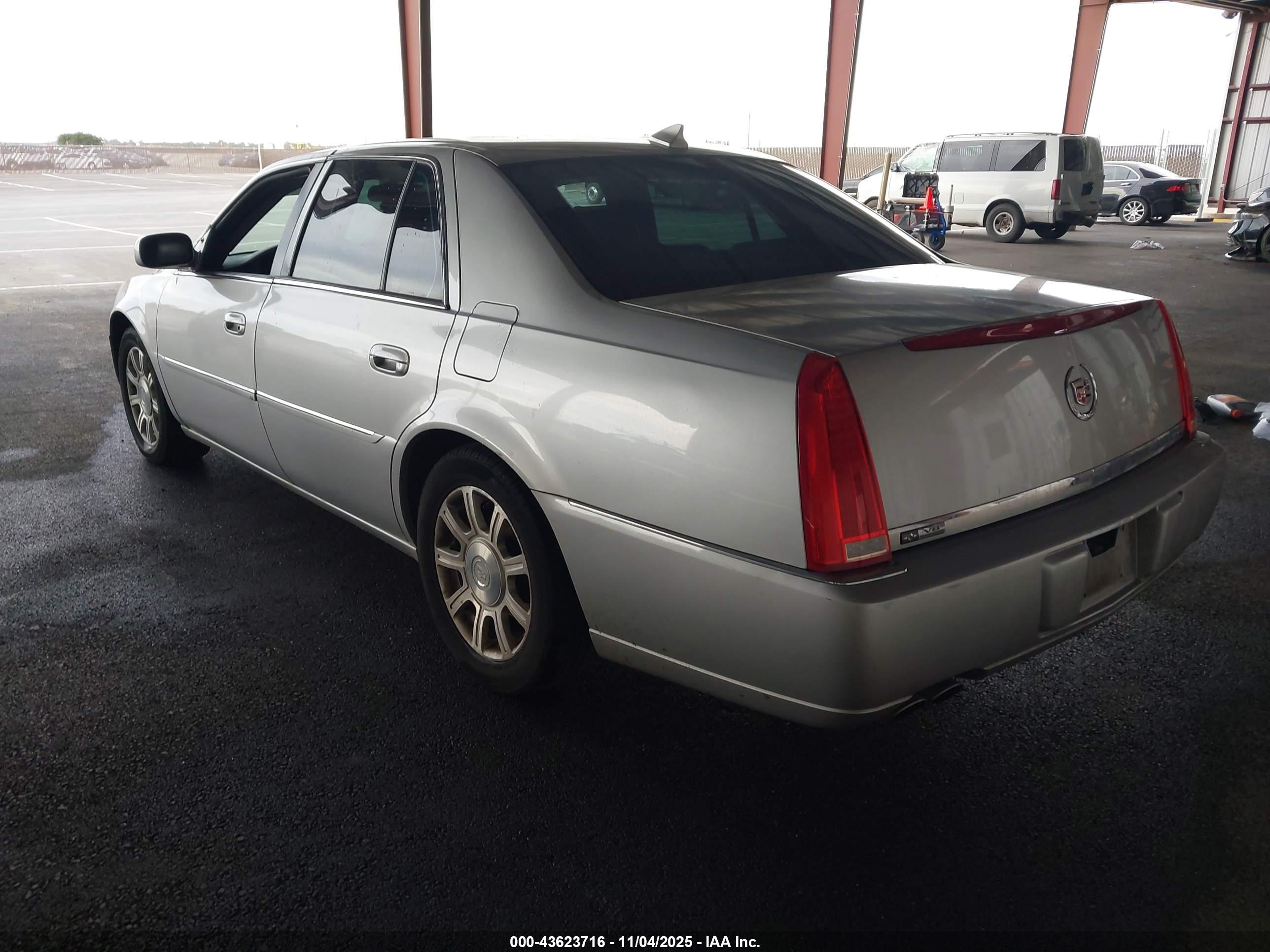 CADILLAC DTS image 3