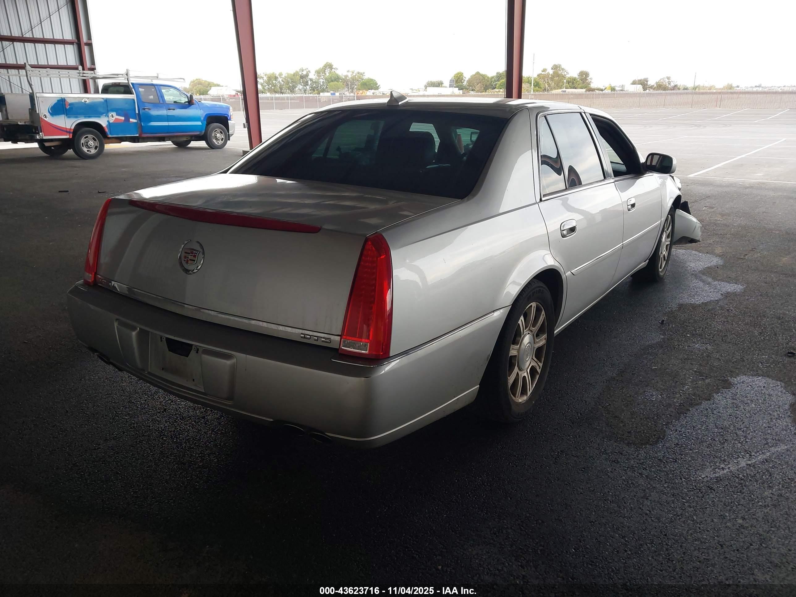 CADILLAC DTS image 4