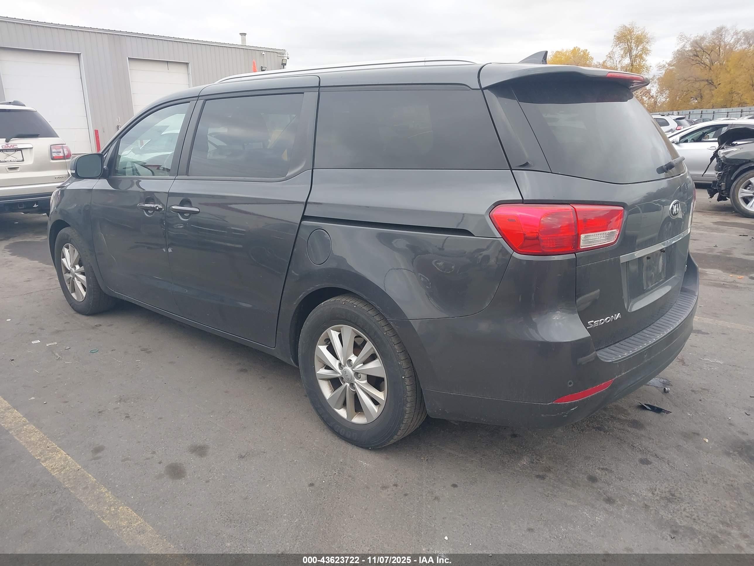 KIA SEDONA image 3