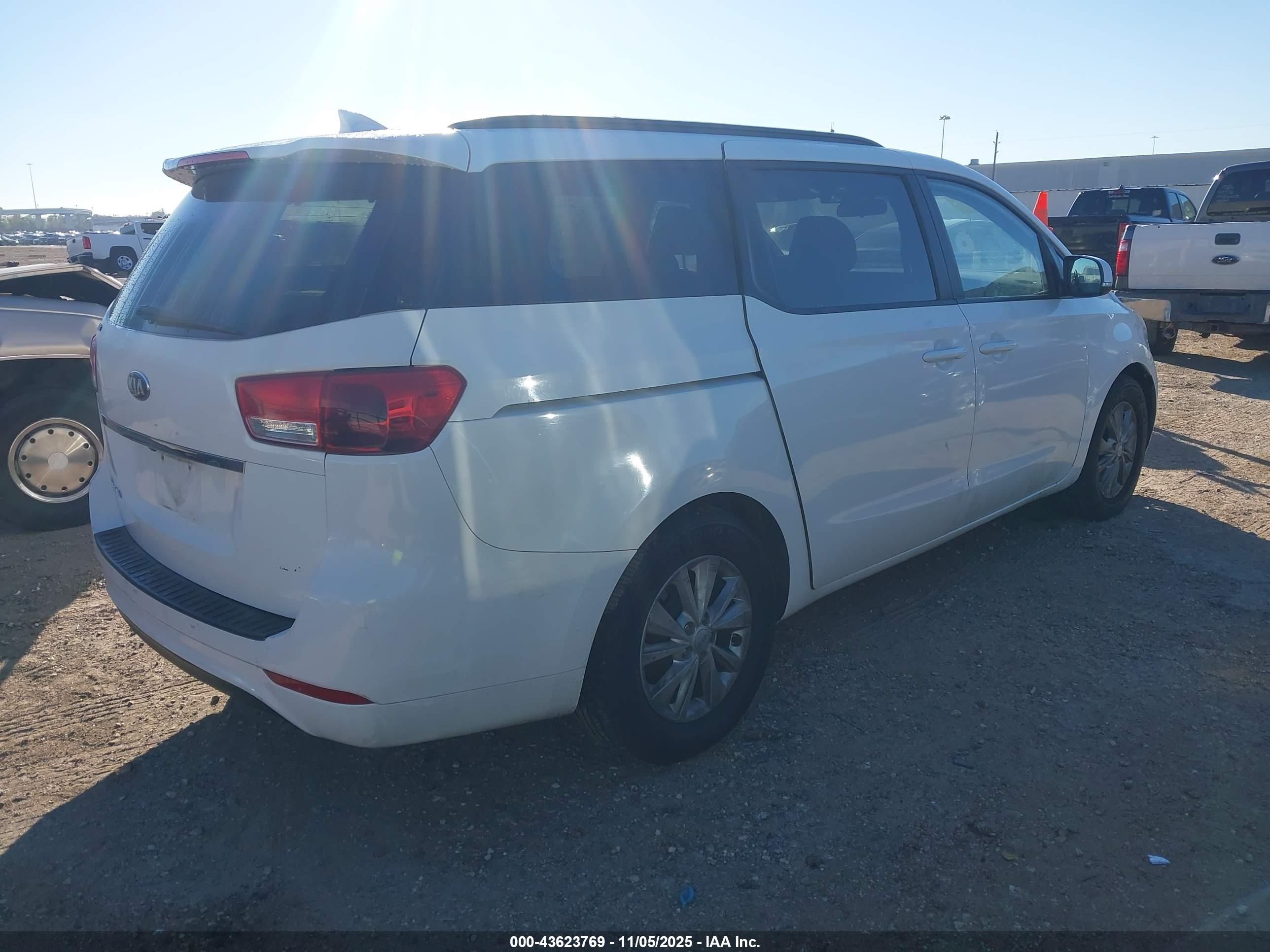 KIA SEDONA image 4