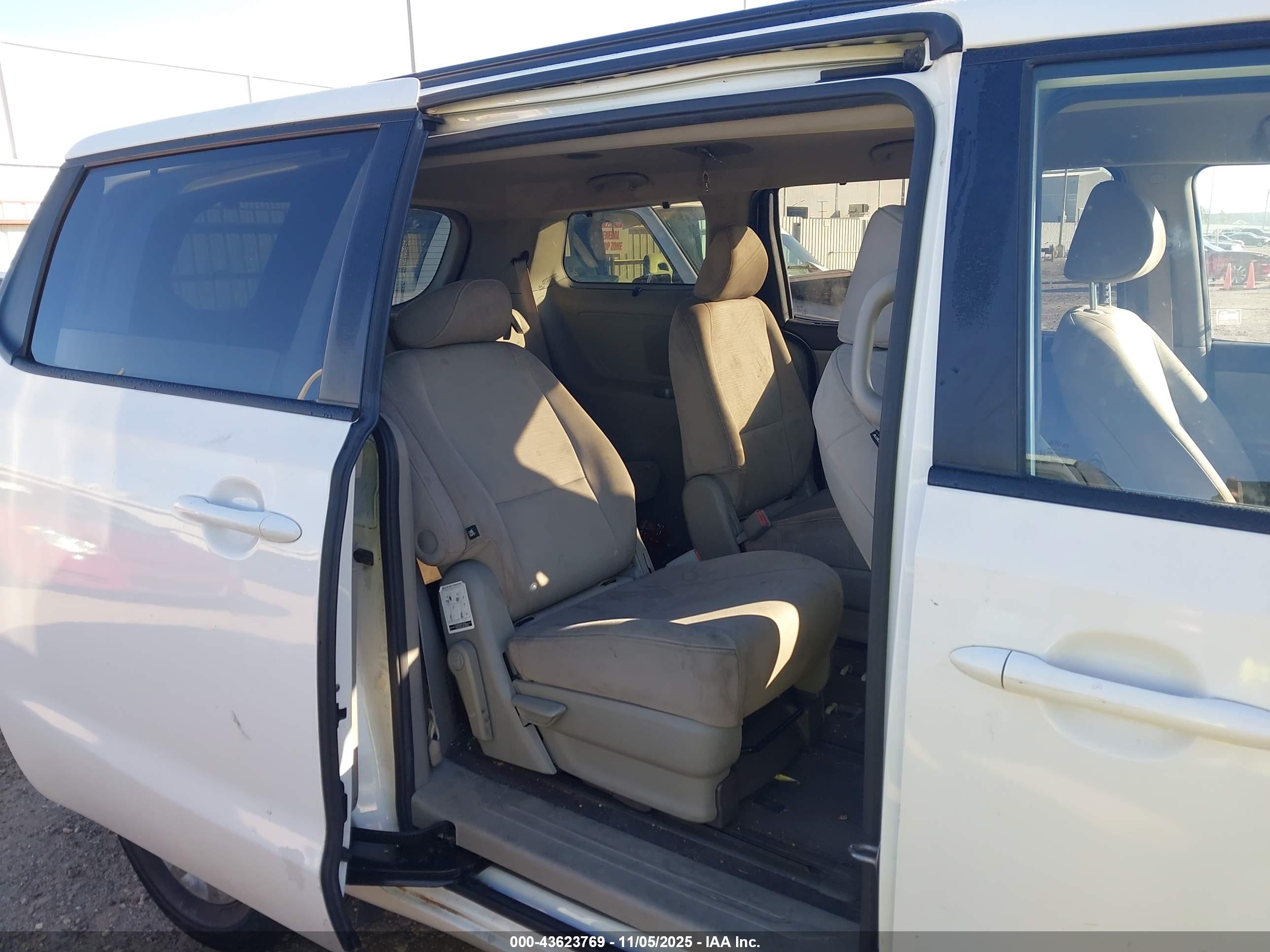 KIA SEDONA image 8