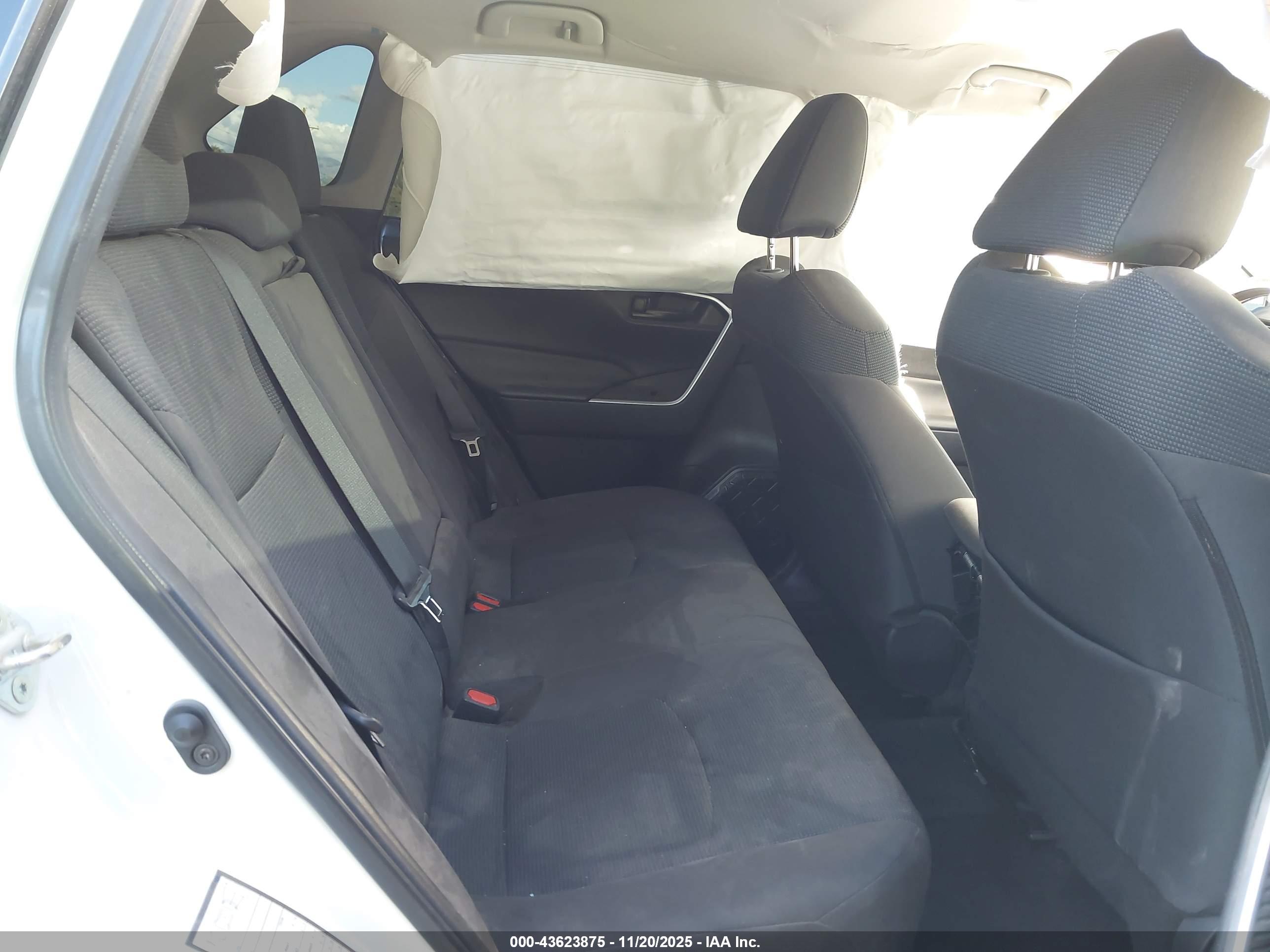 TOYOTA RAV4 image 8