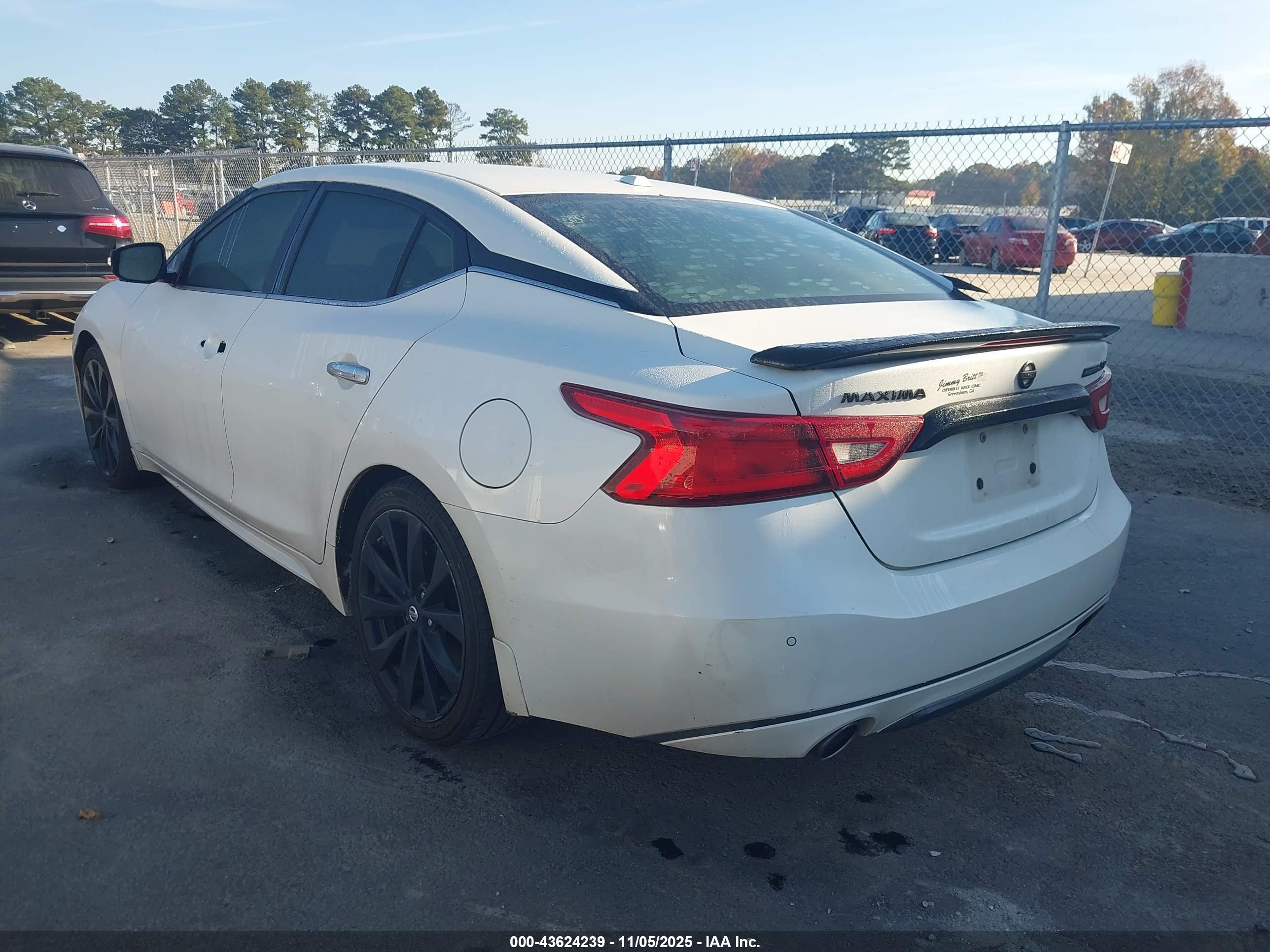 NISSAN MAXIMA image 3