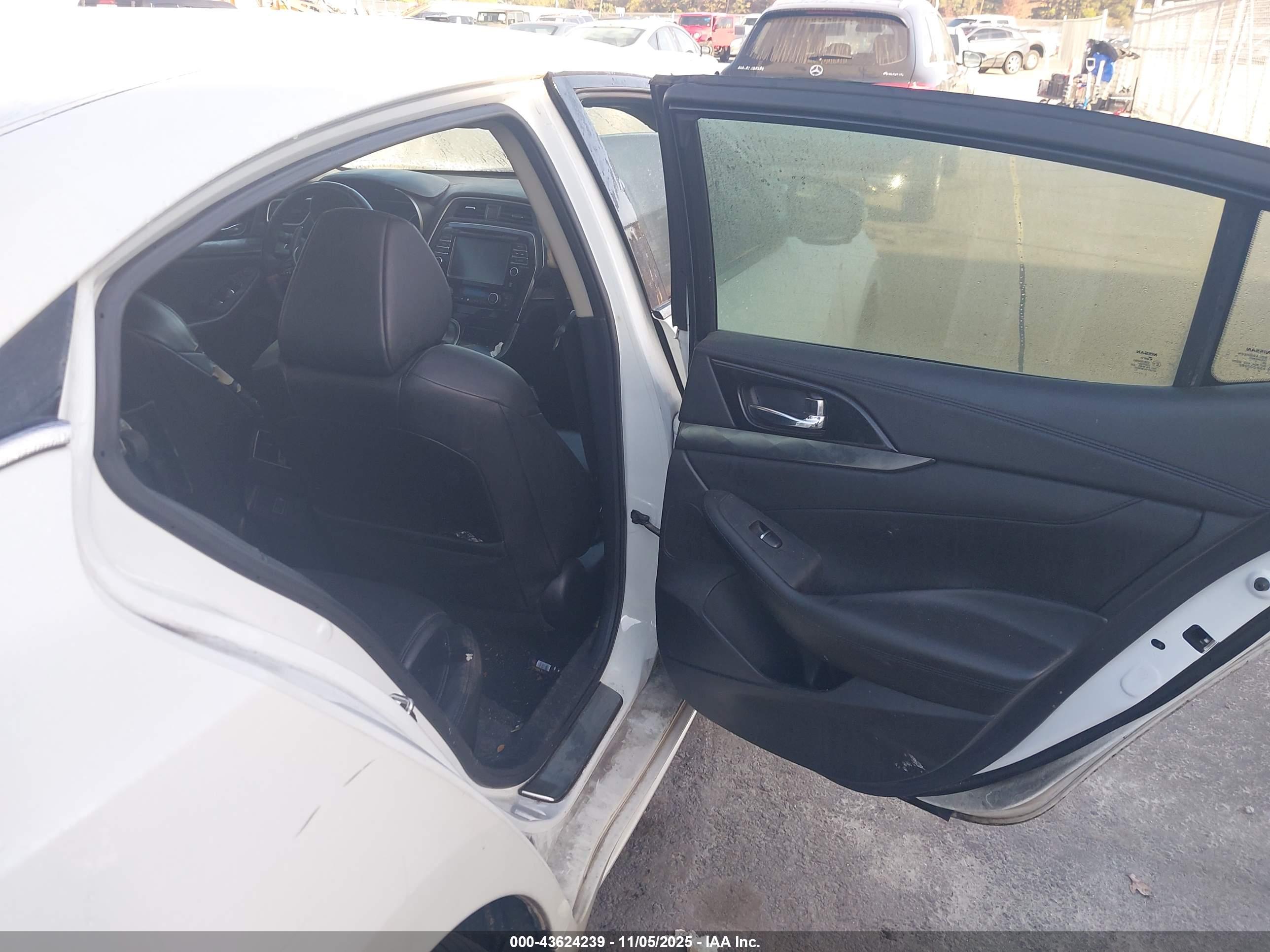NISSAN MAXIMA image 8