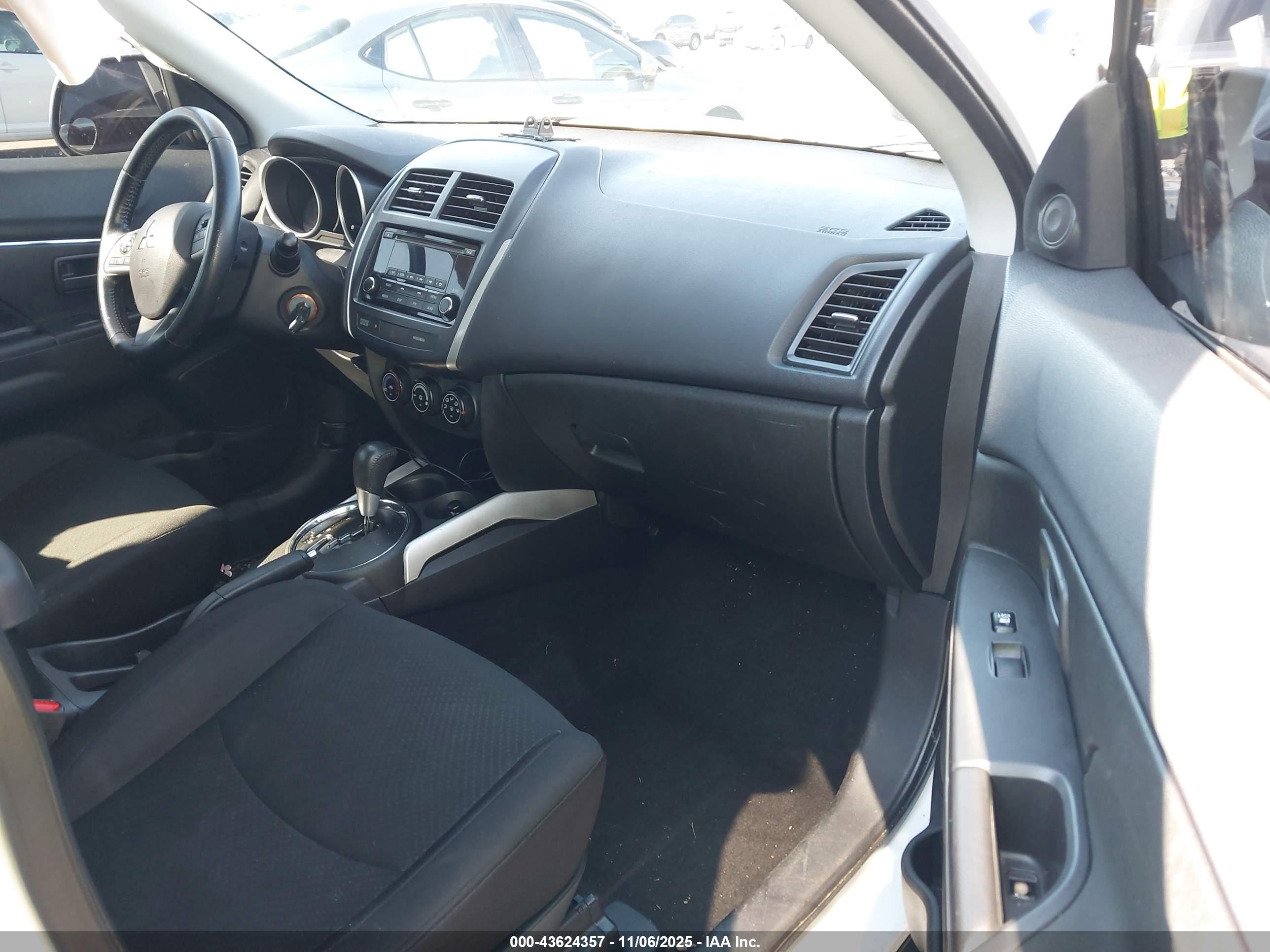 MITSUBISHI OUTLANDER image 5