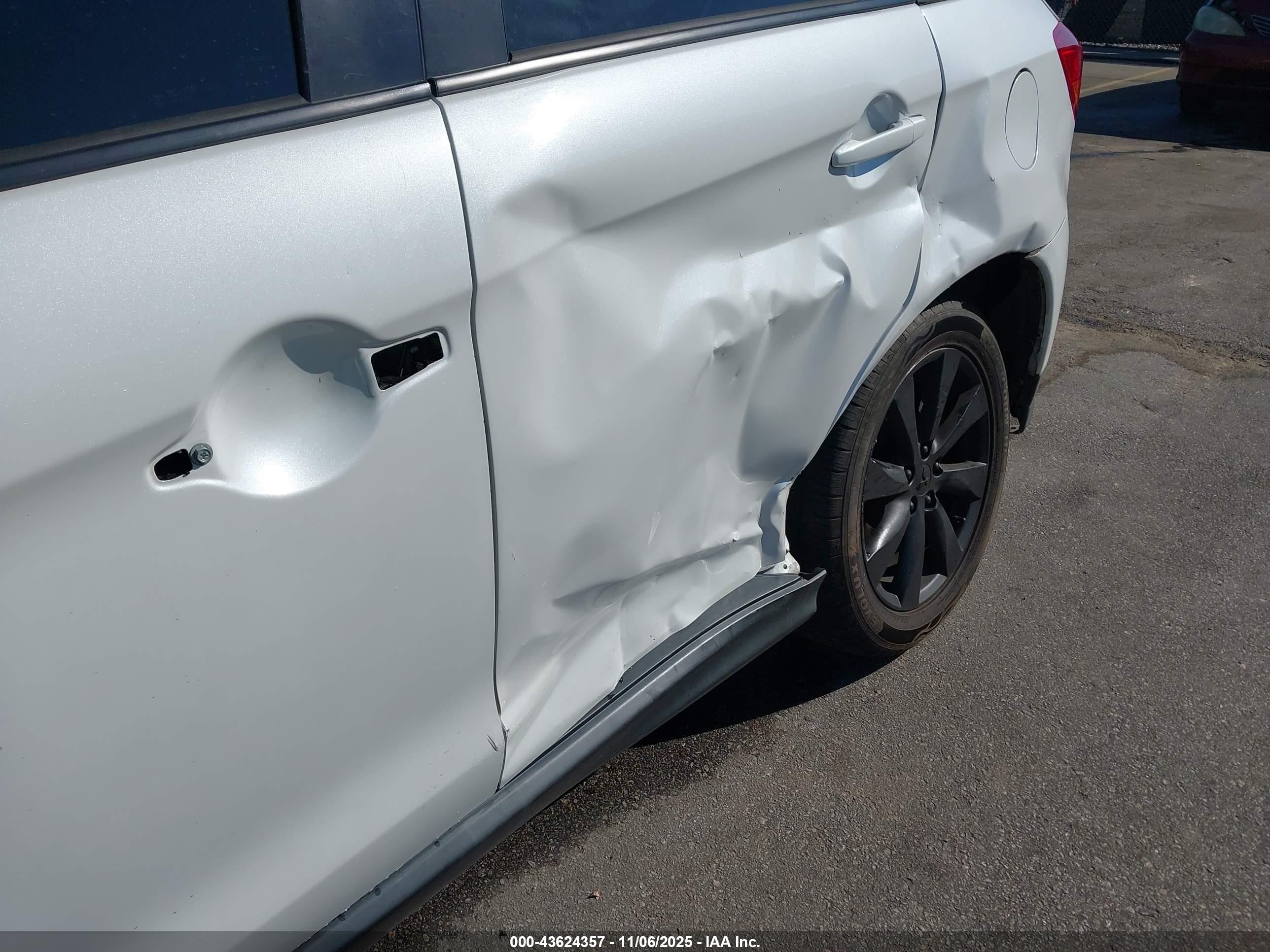 MITSUBISHI OUTLANDER image 6