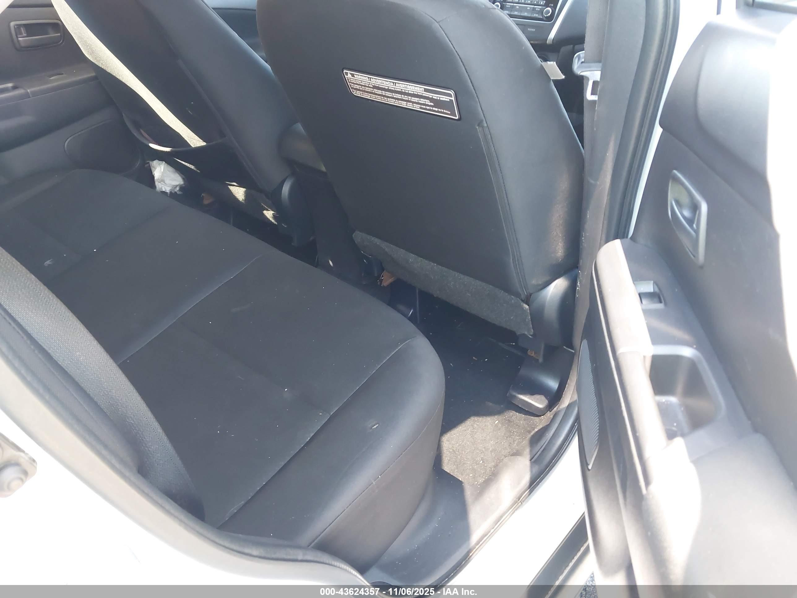 MITSUBISHI OUTLANDER image 8
