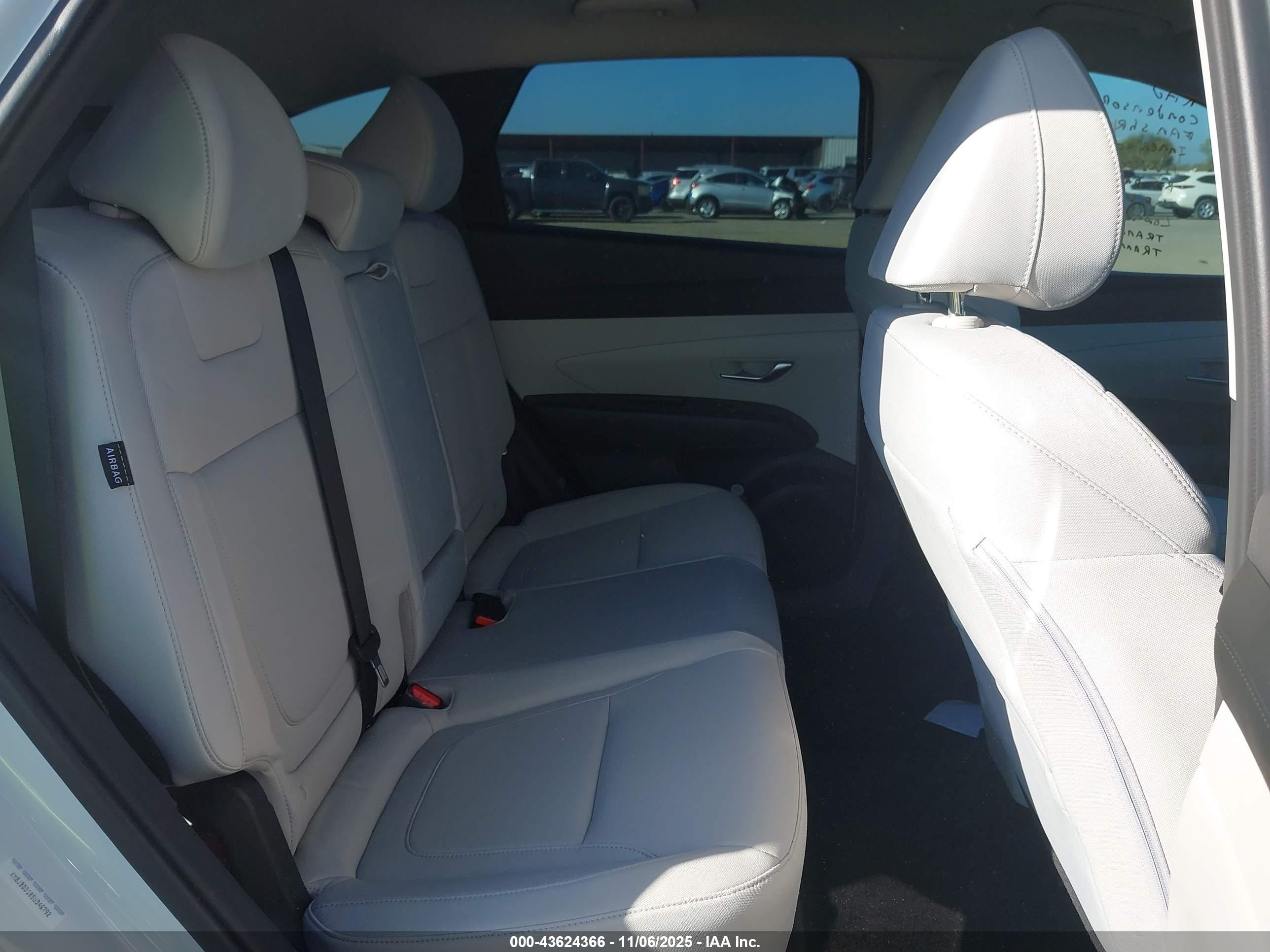 HYUNDAI TUCSON image 8