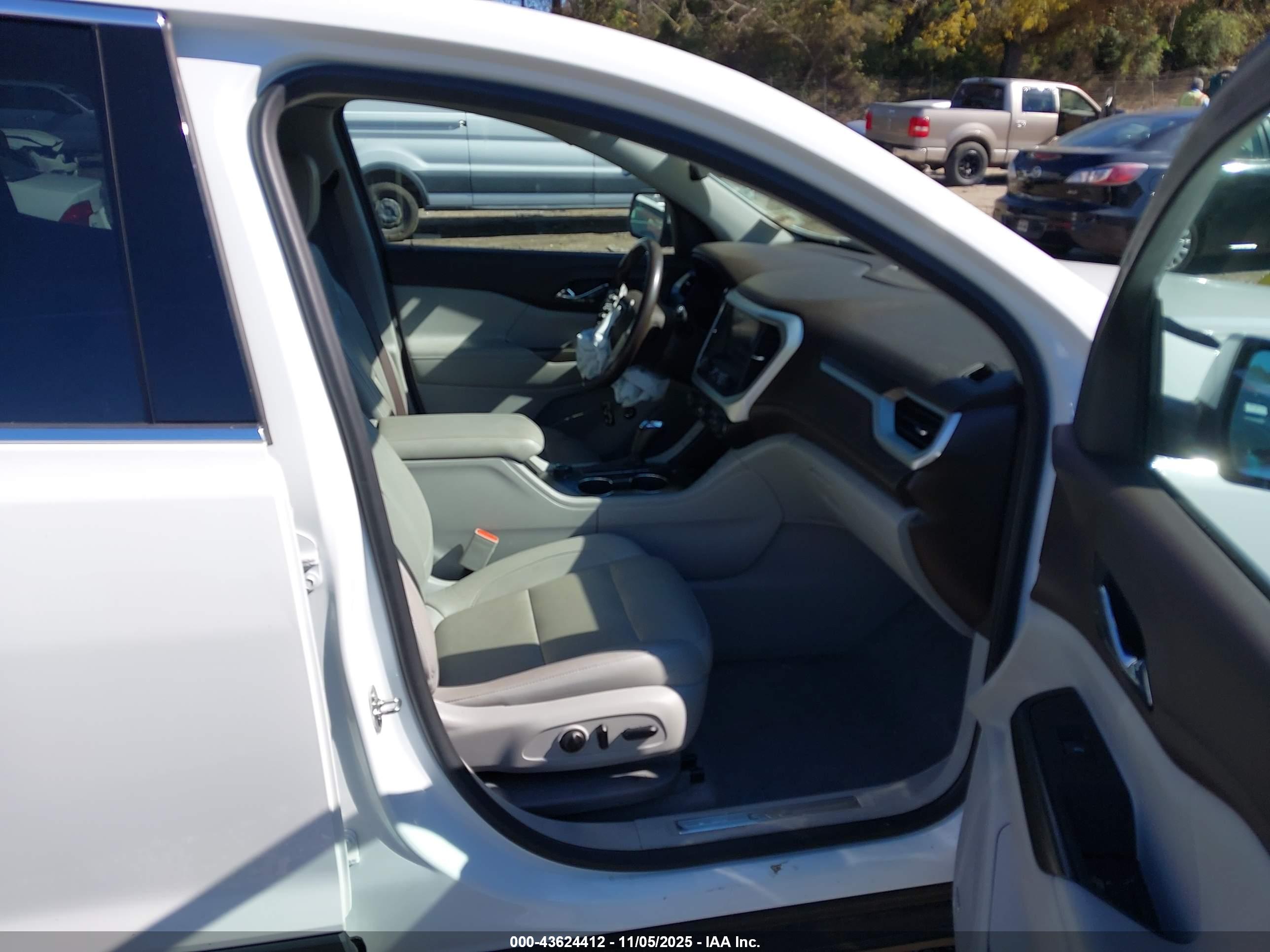 GMC ACADIA image 5