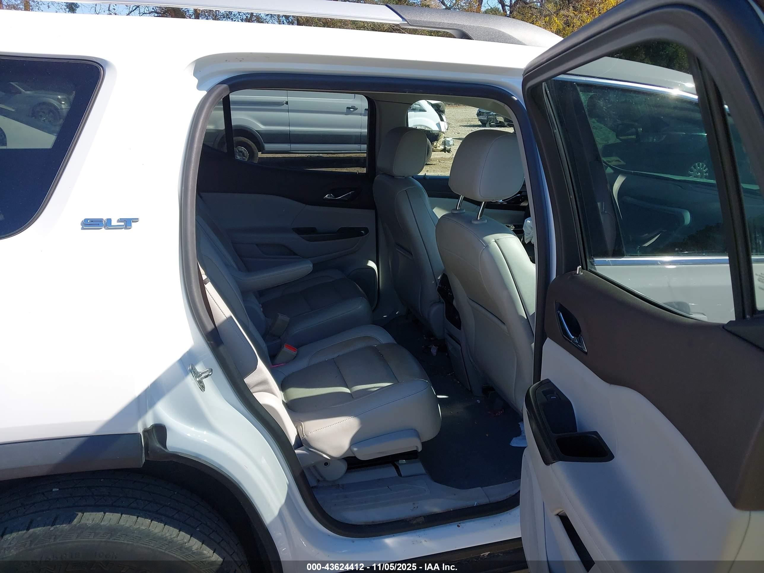 GMC ACADIA image 8
