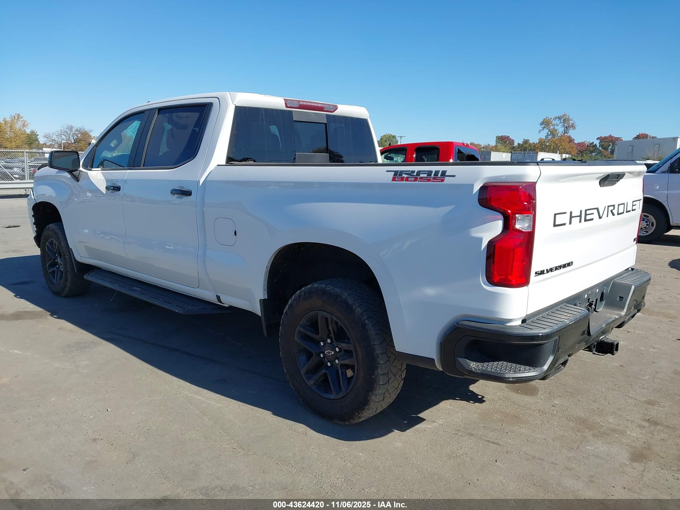 CHEVROLET SILVERADO image 3