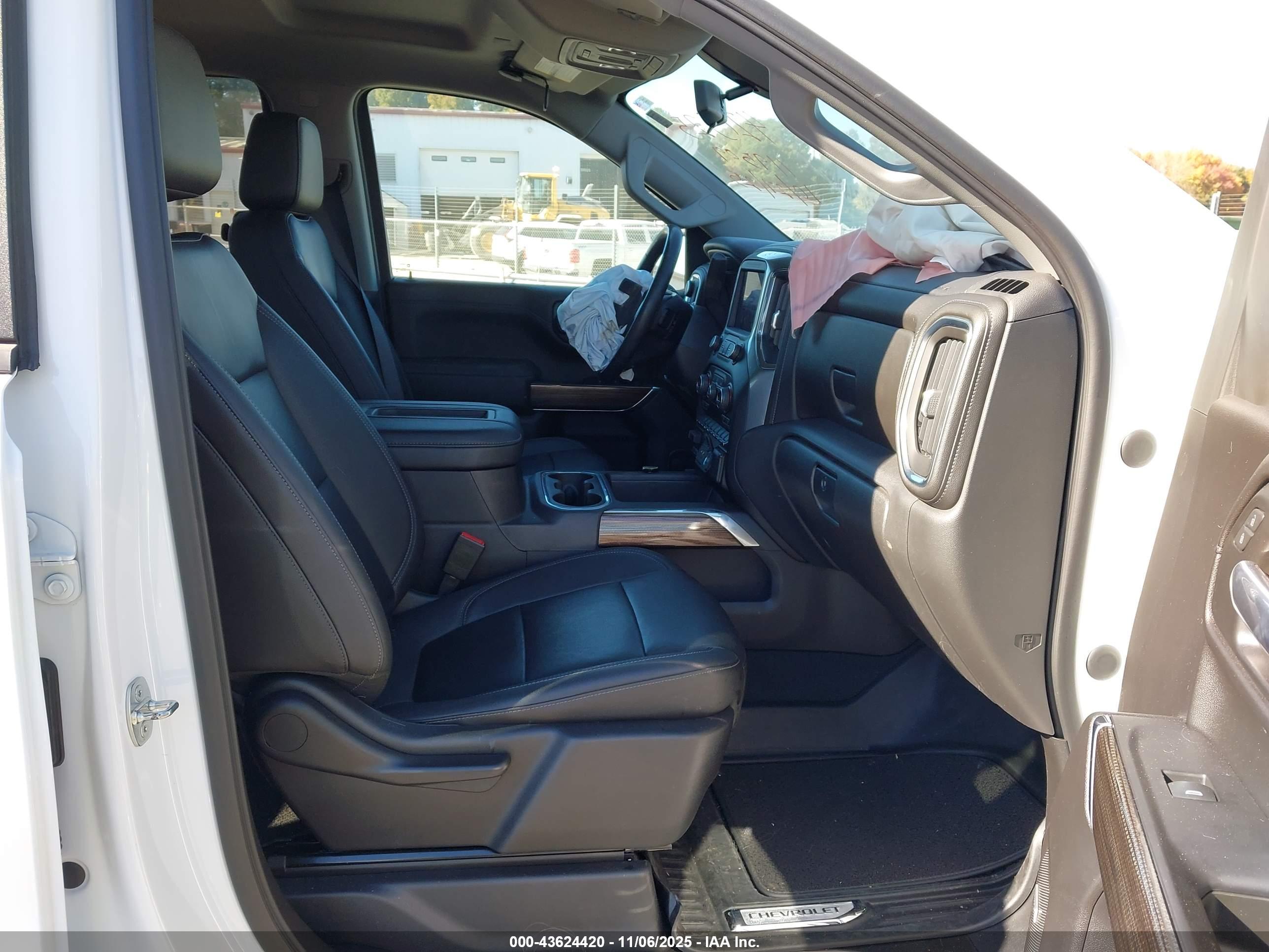 CHEVROLET SILVERADO image 5