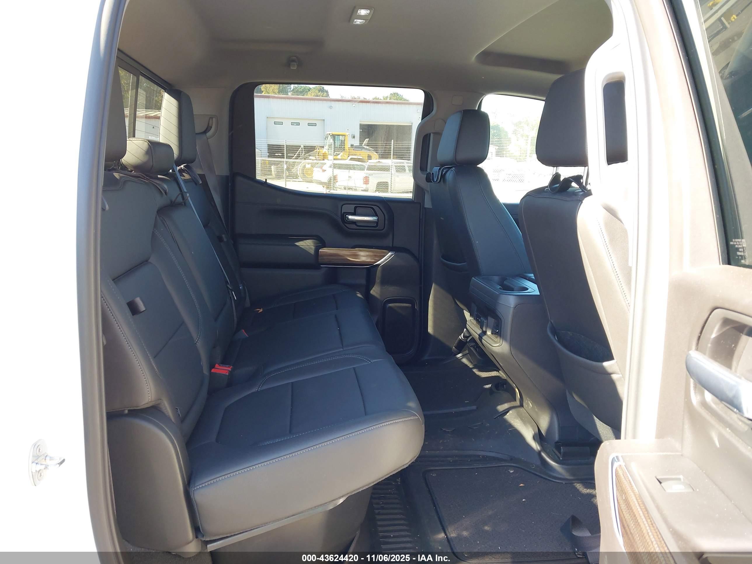 CHEVROLET SILVERADO image 8