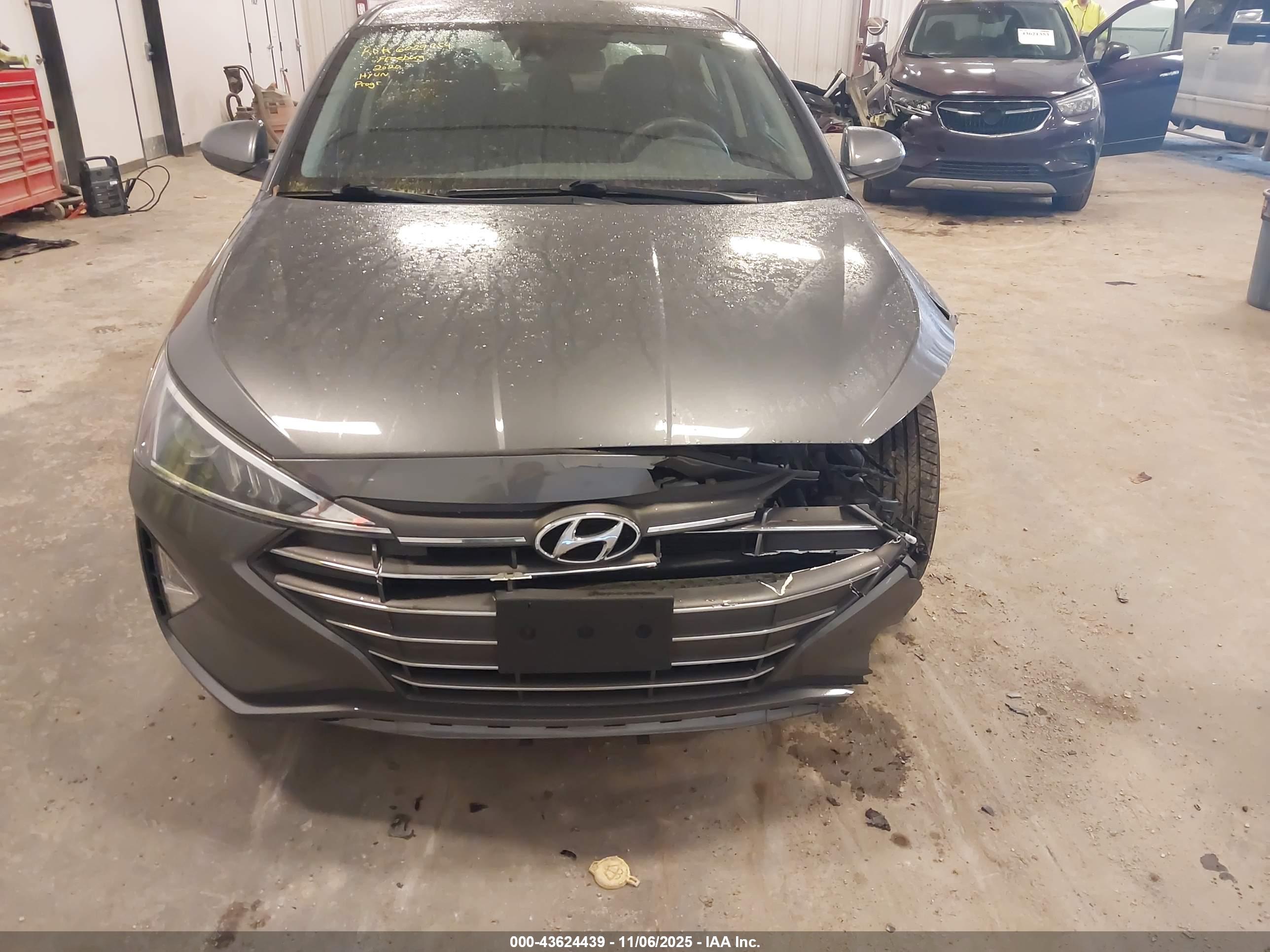 HYUNDAI ELANTRA image 6