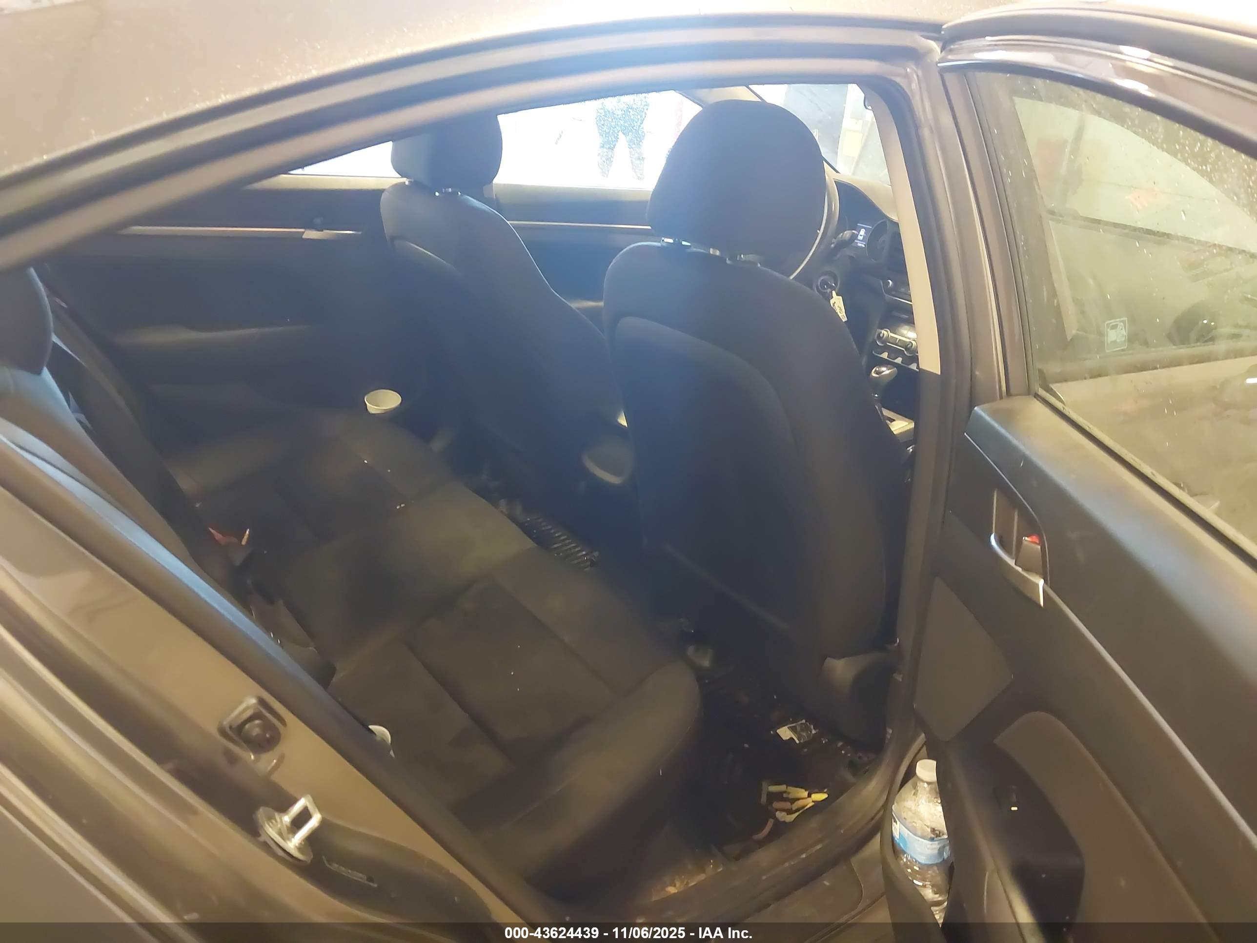 HYUNDAI ELANTRA image 8
