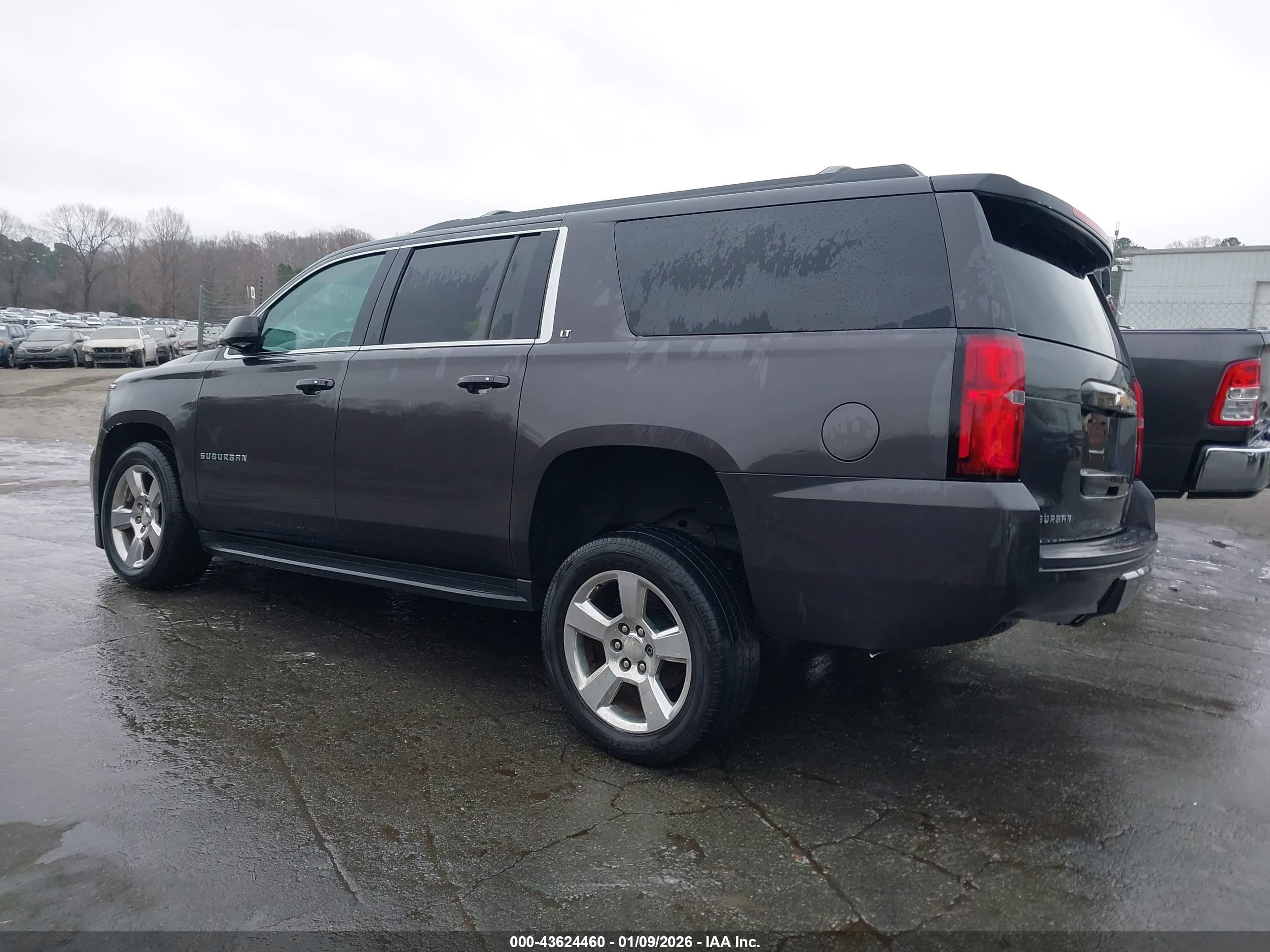 CHEVROLET SUBURBAN image 3