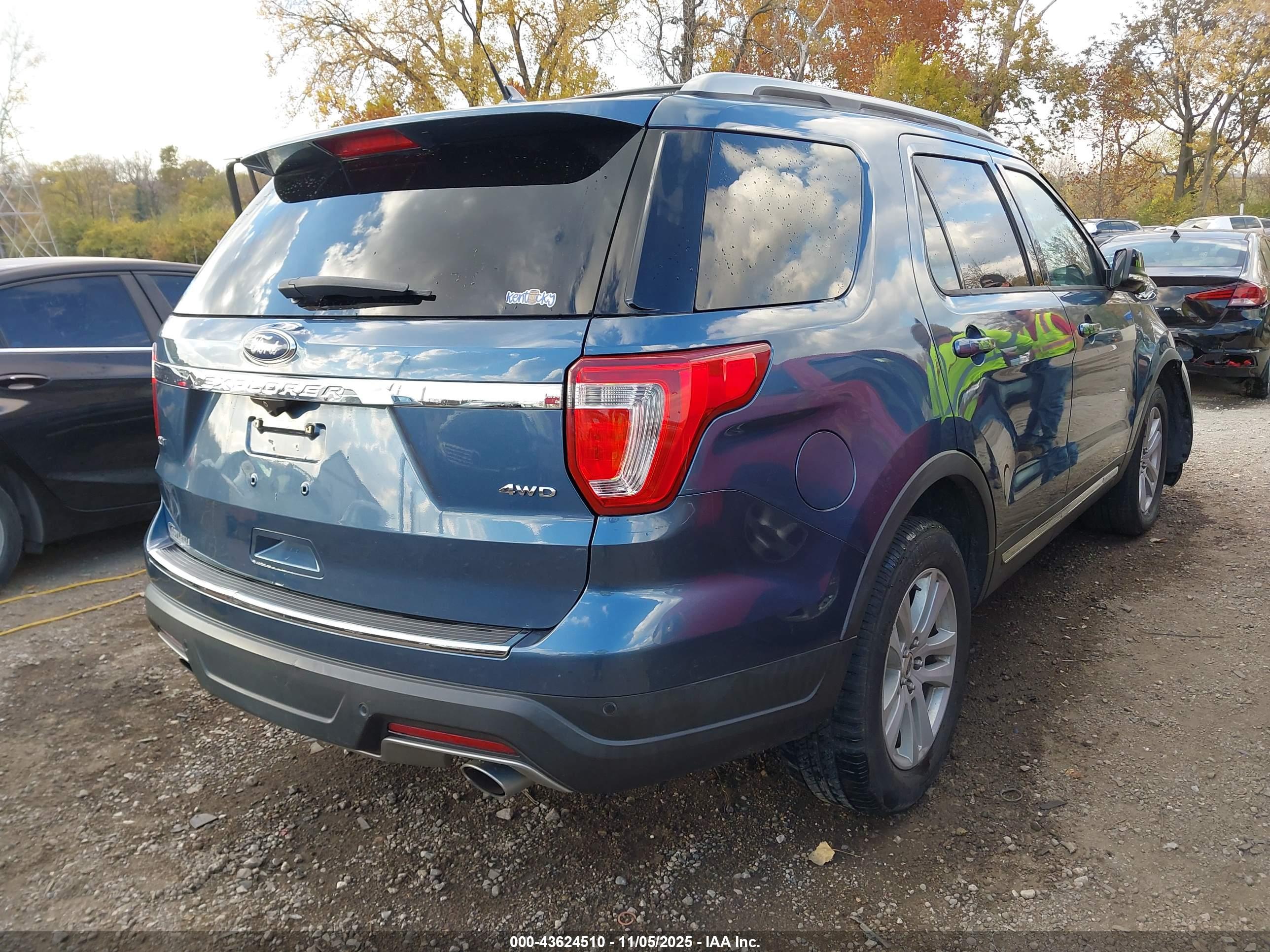 FORD EXPLORER image 4