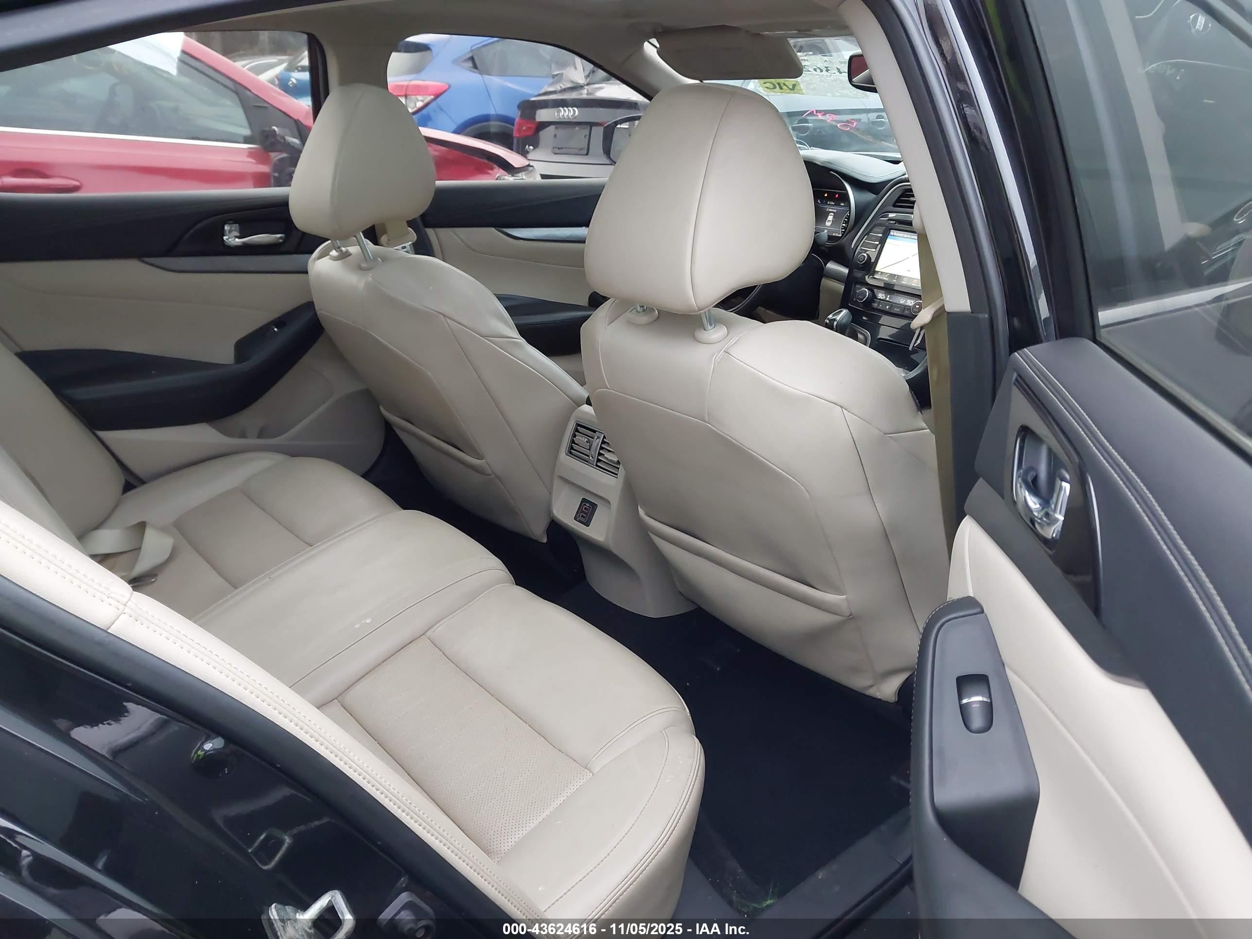 NISSAN MAXIMA image 8