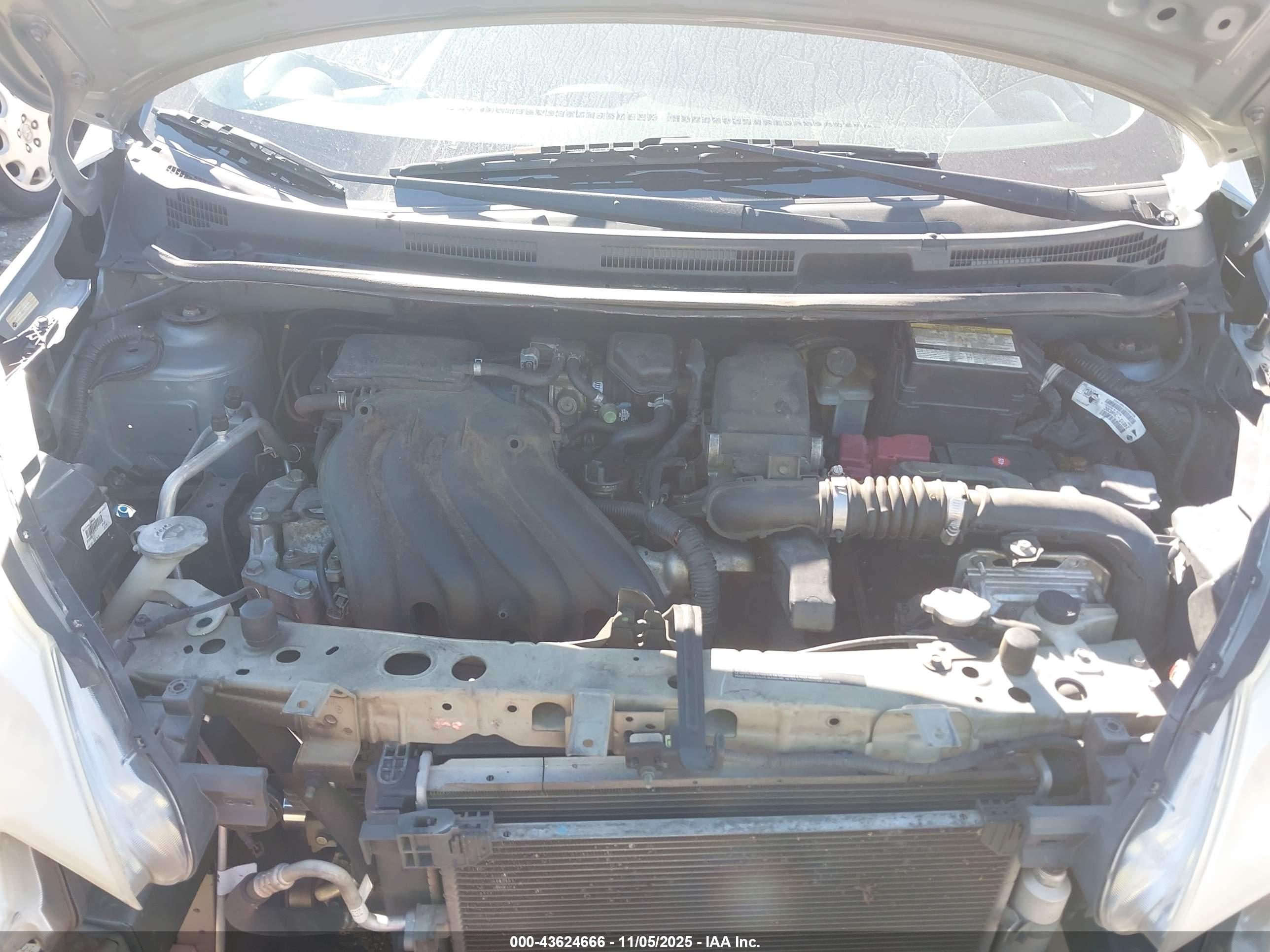 NISSAN VERSA image 10