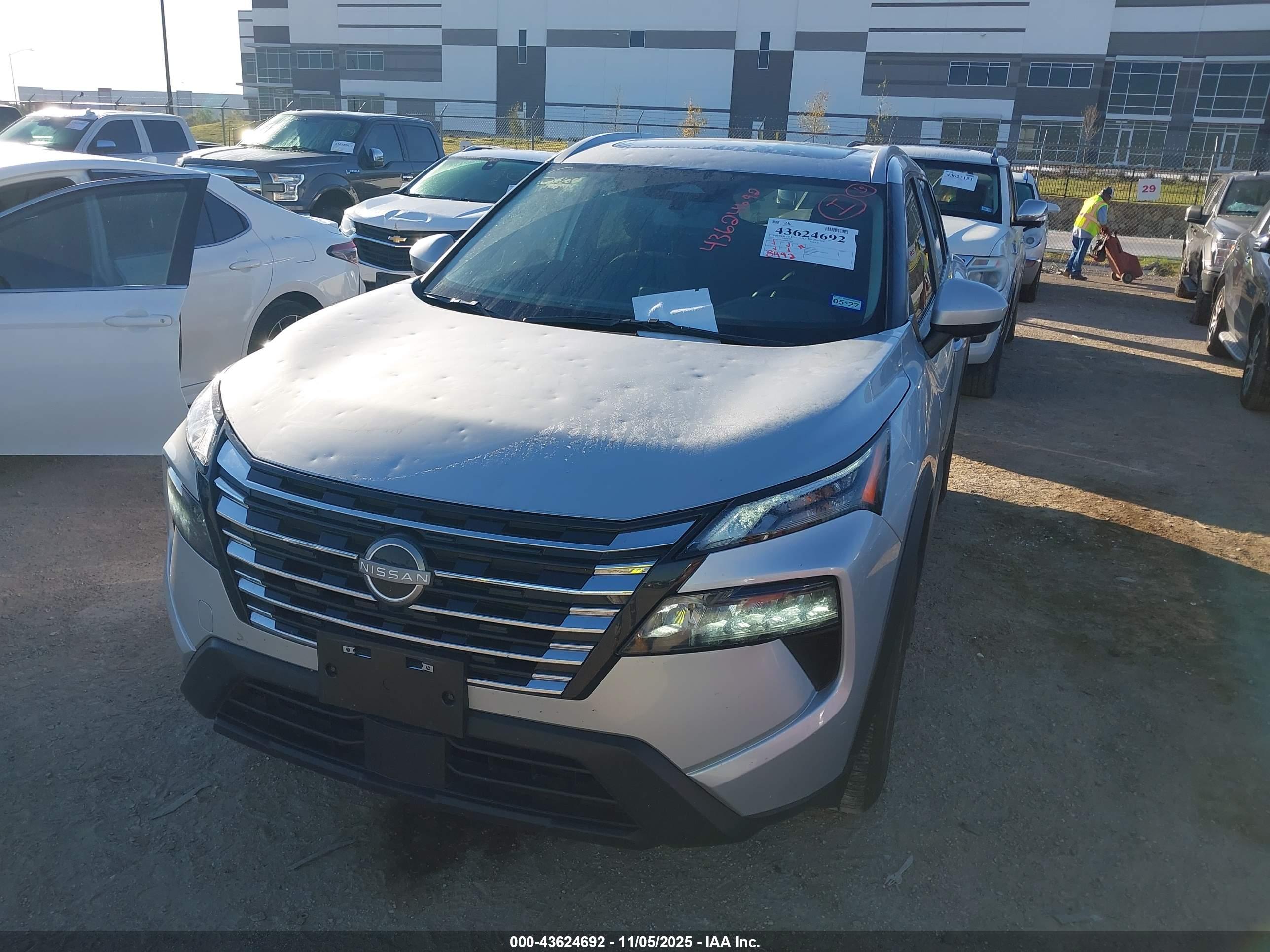 NISSAN ROGUE image 2