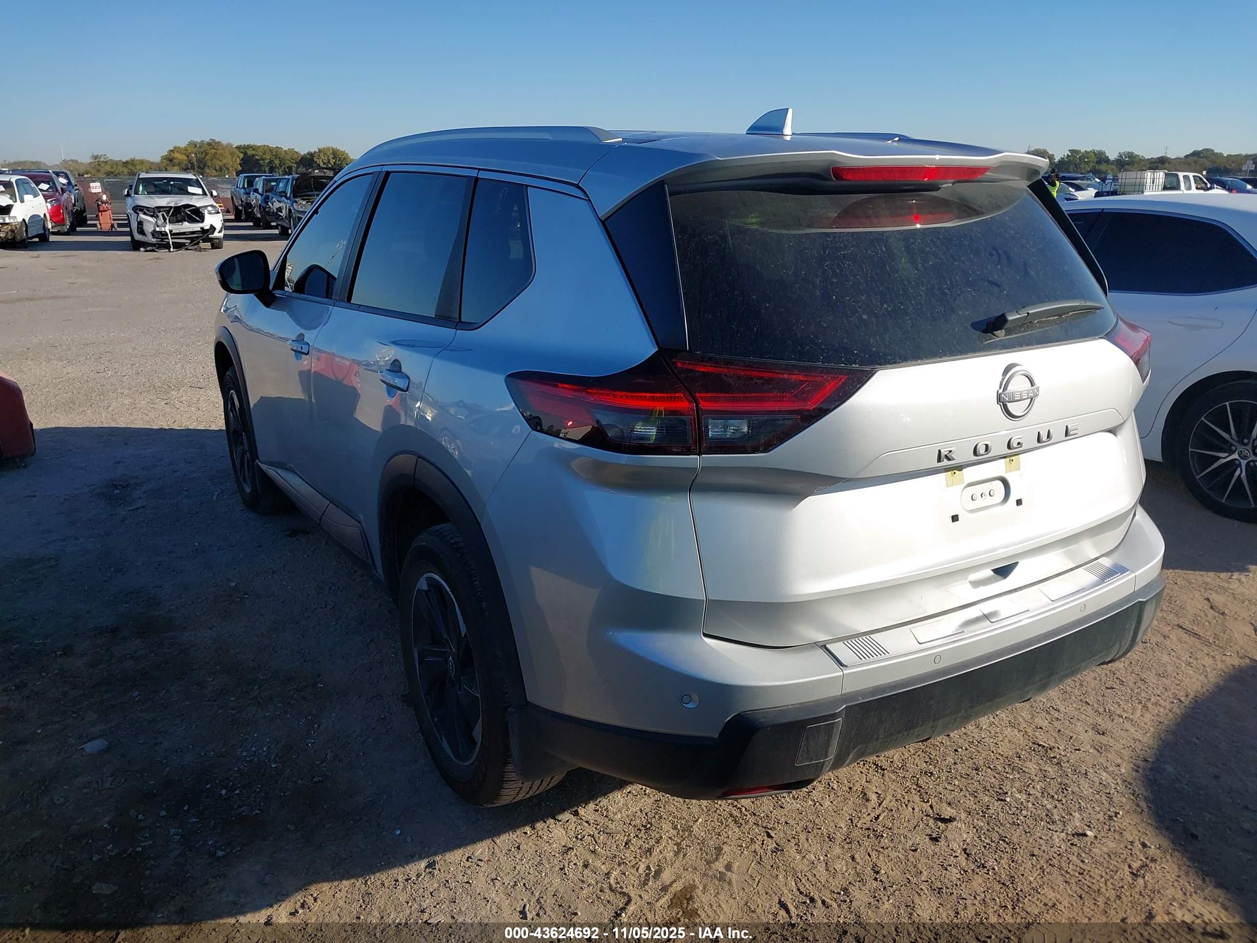 NISSAN ROGUE image 3