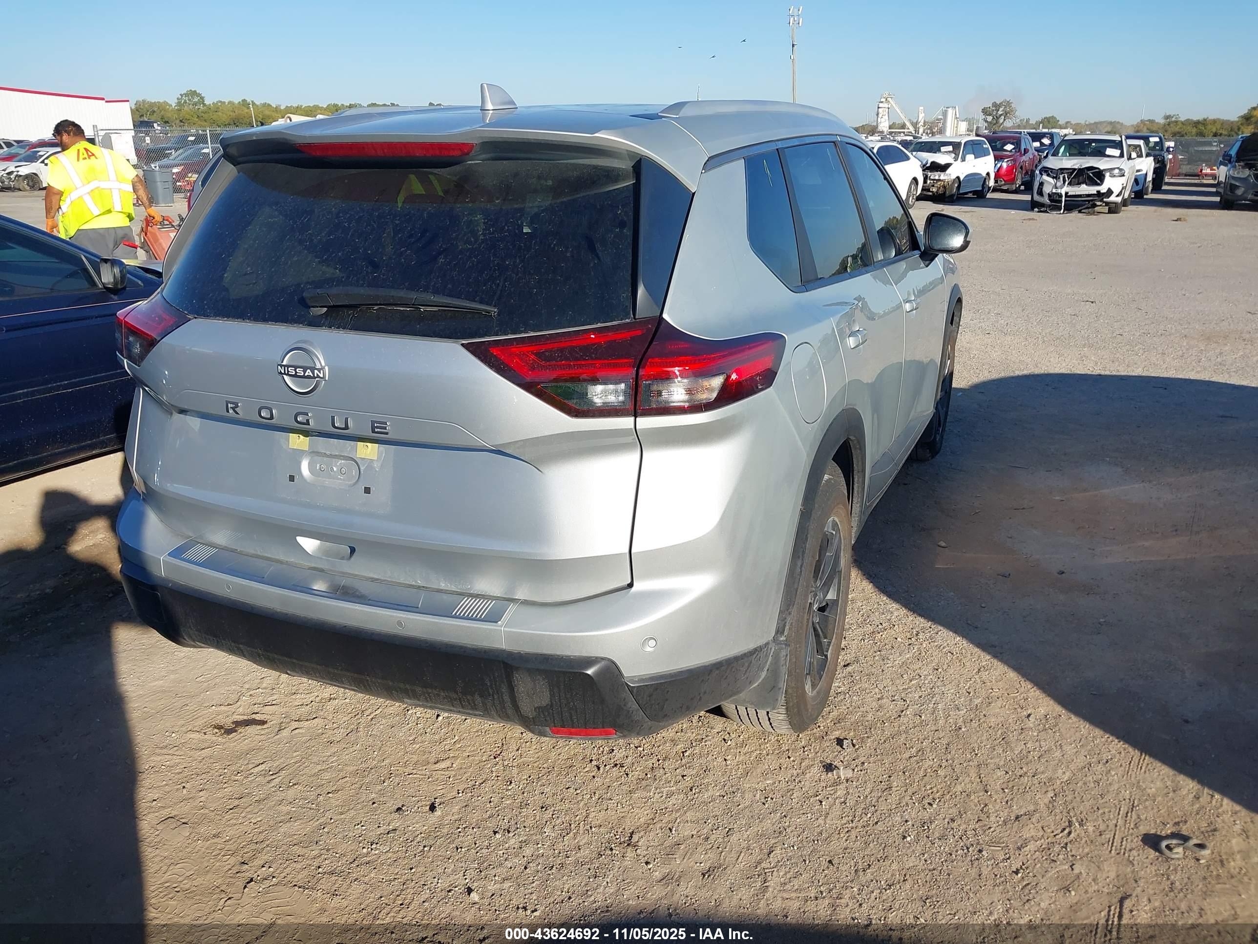 NISSAN ROGUE image 4