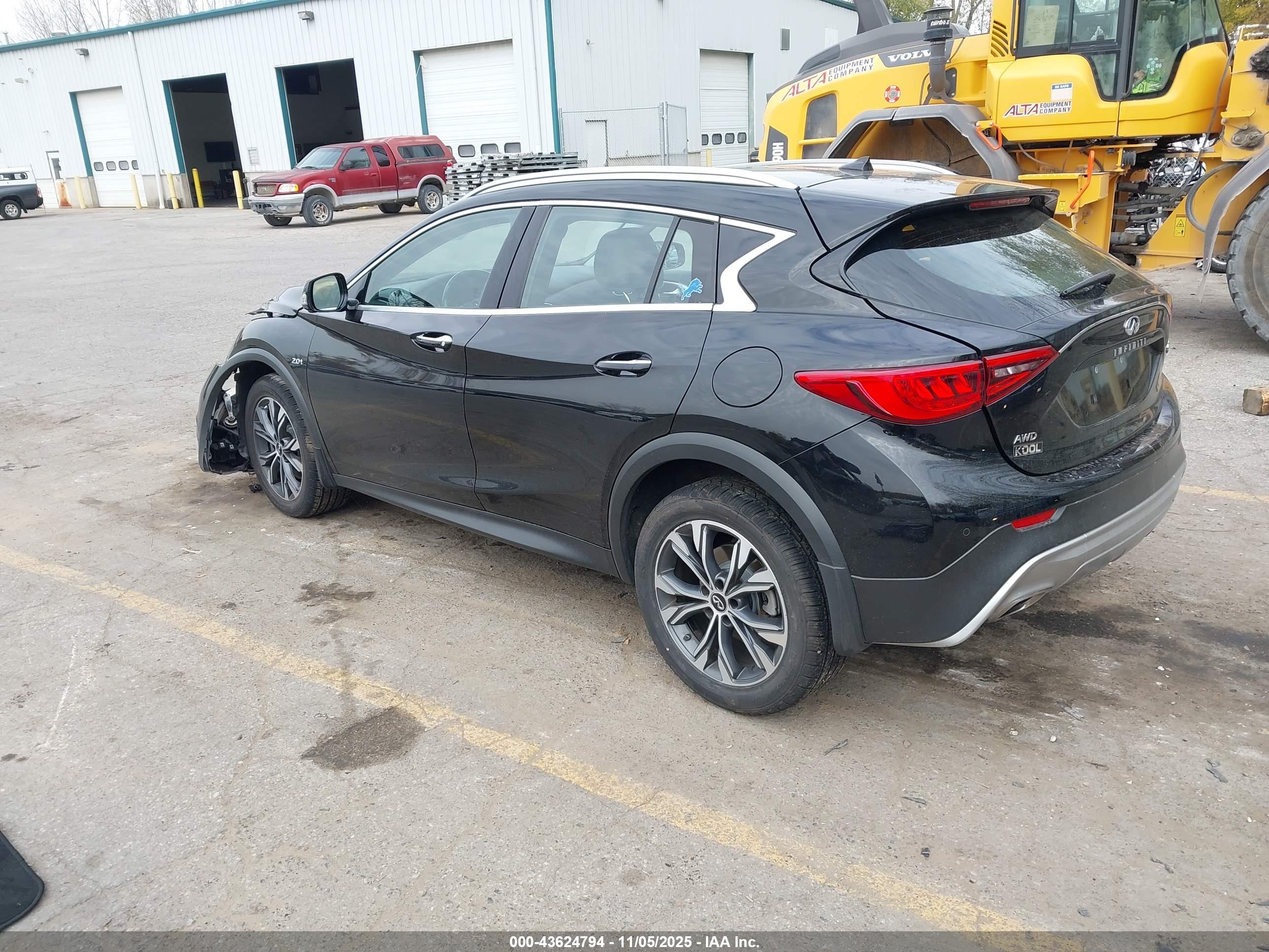 INFINITI QX30 image 3
