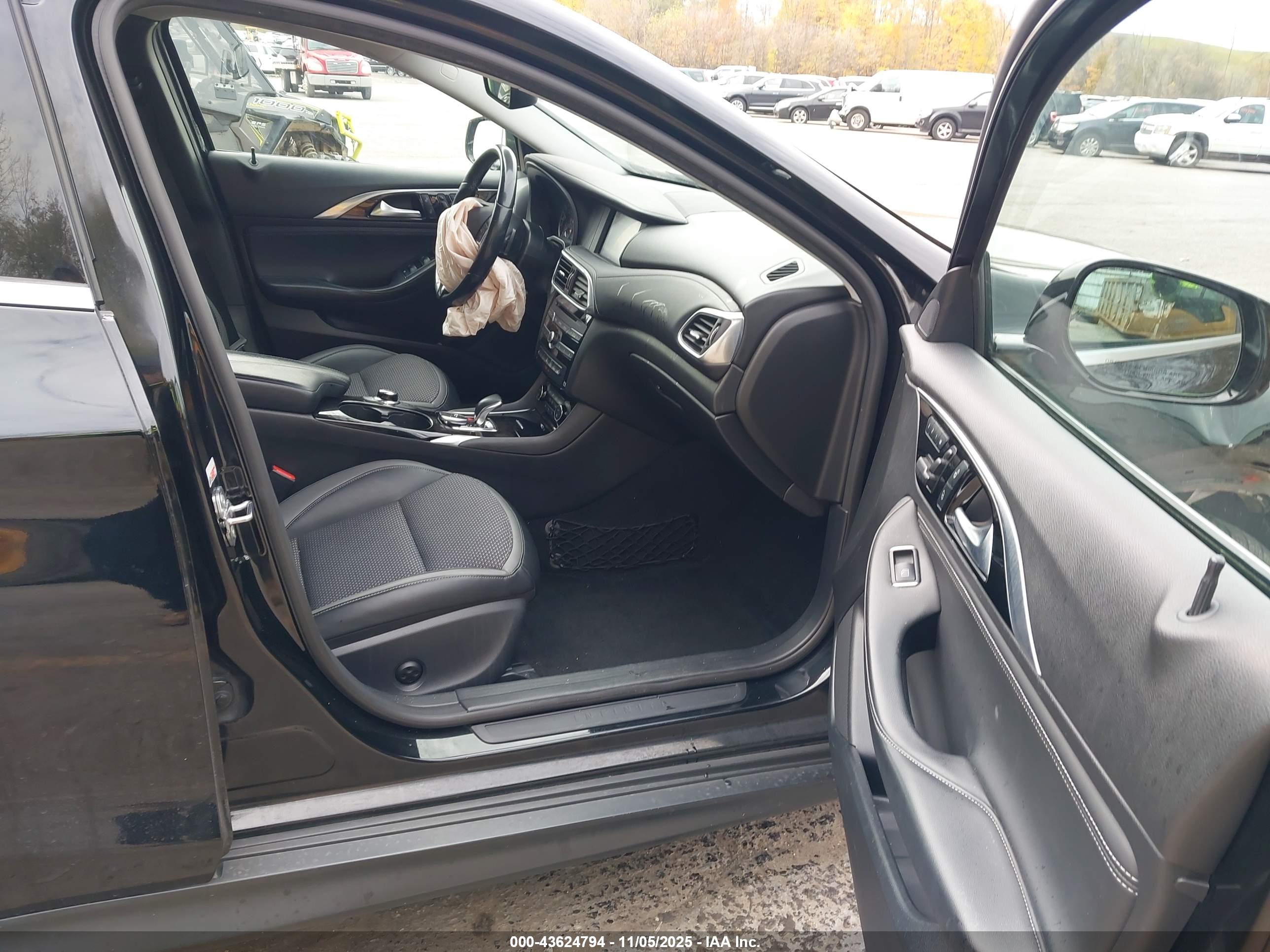 INFINITI QX30 image 5