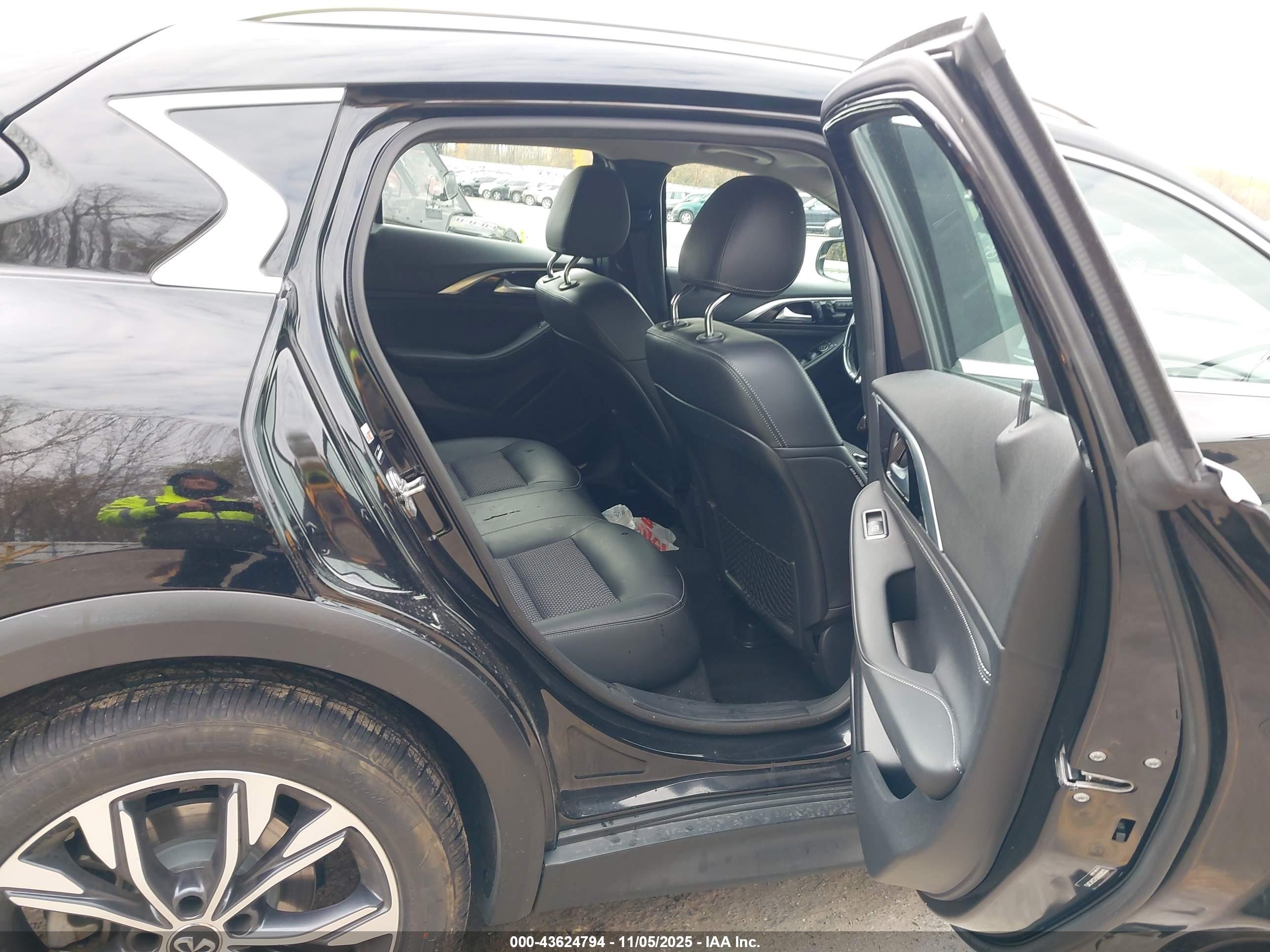 INFINITI QX30 image 8