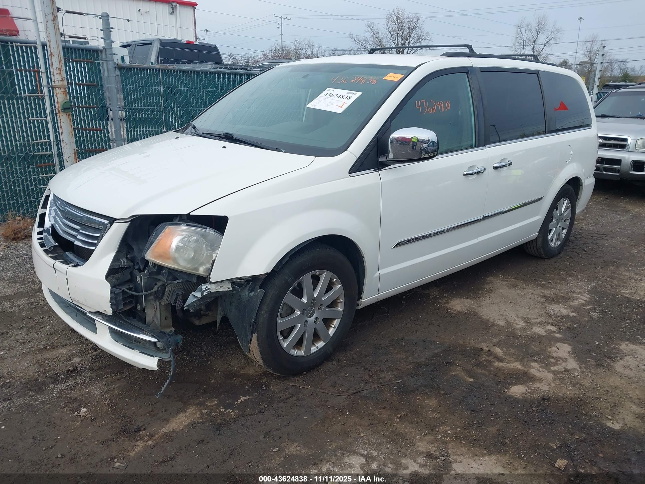 CHRYSLER TOWN image 2