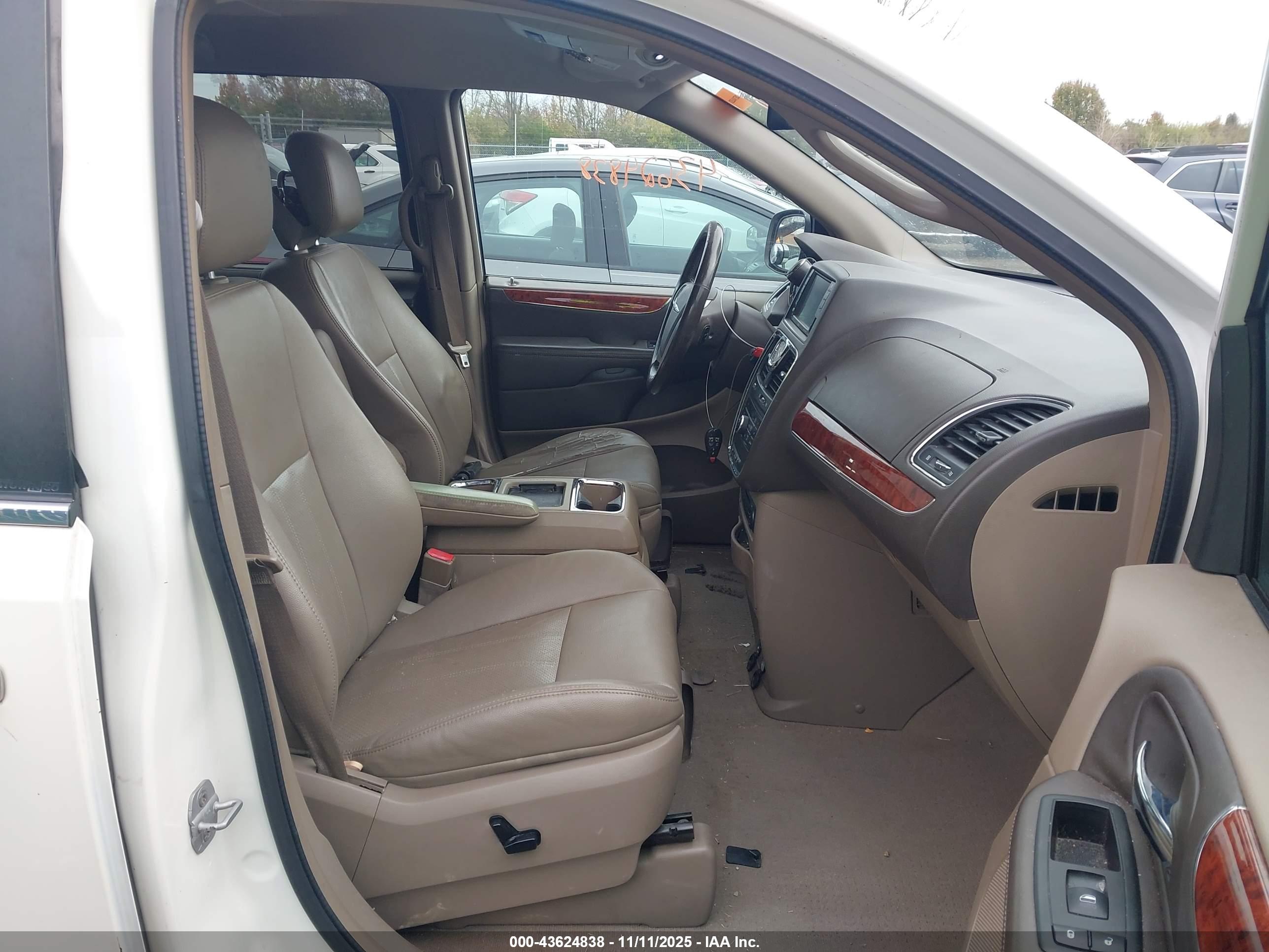 CHRYSLER TOWN image 5